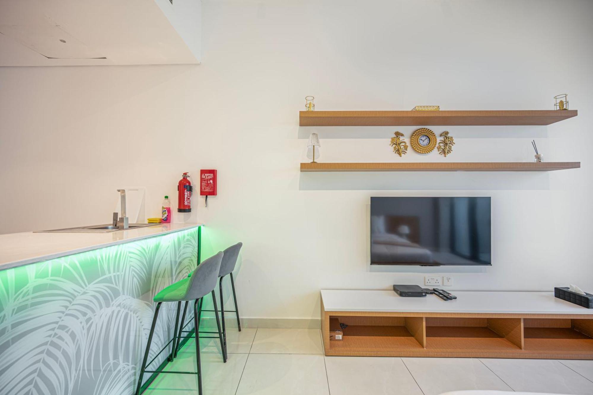 Apartment In Dubailand - Bright And Airy *