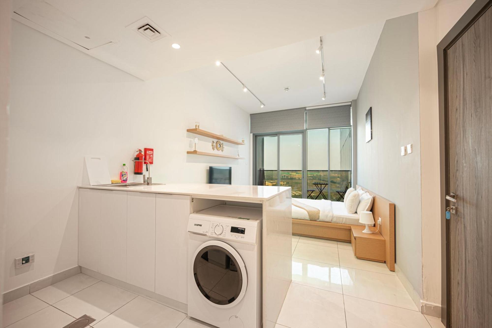 Apartment In Dubailand - Bright And Airy Dubai