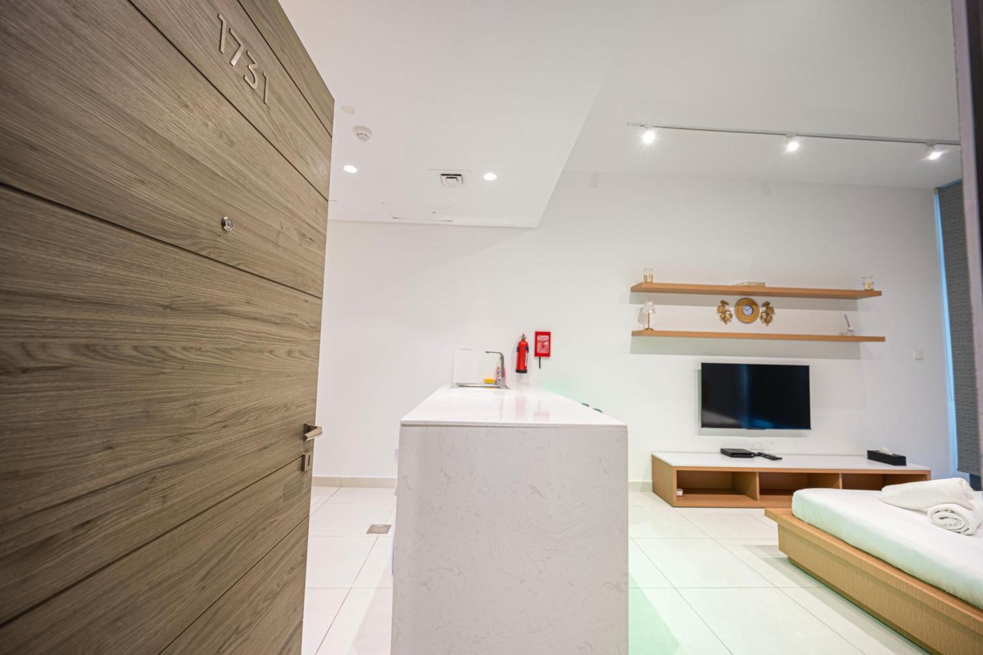 In Dubailand - Bright And Airy Apartment Dubai
