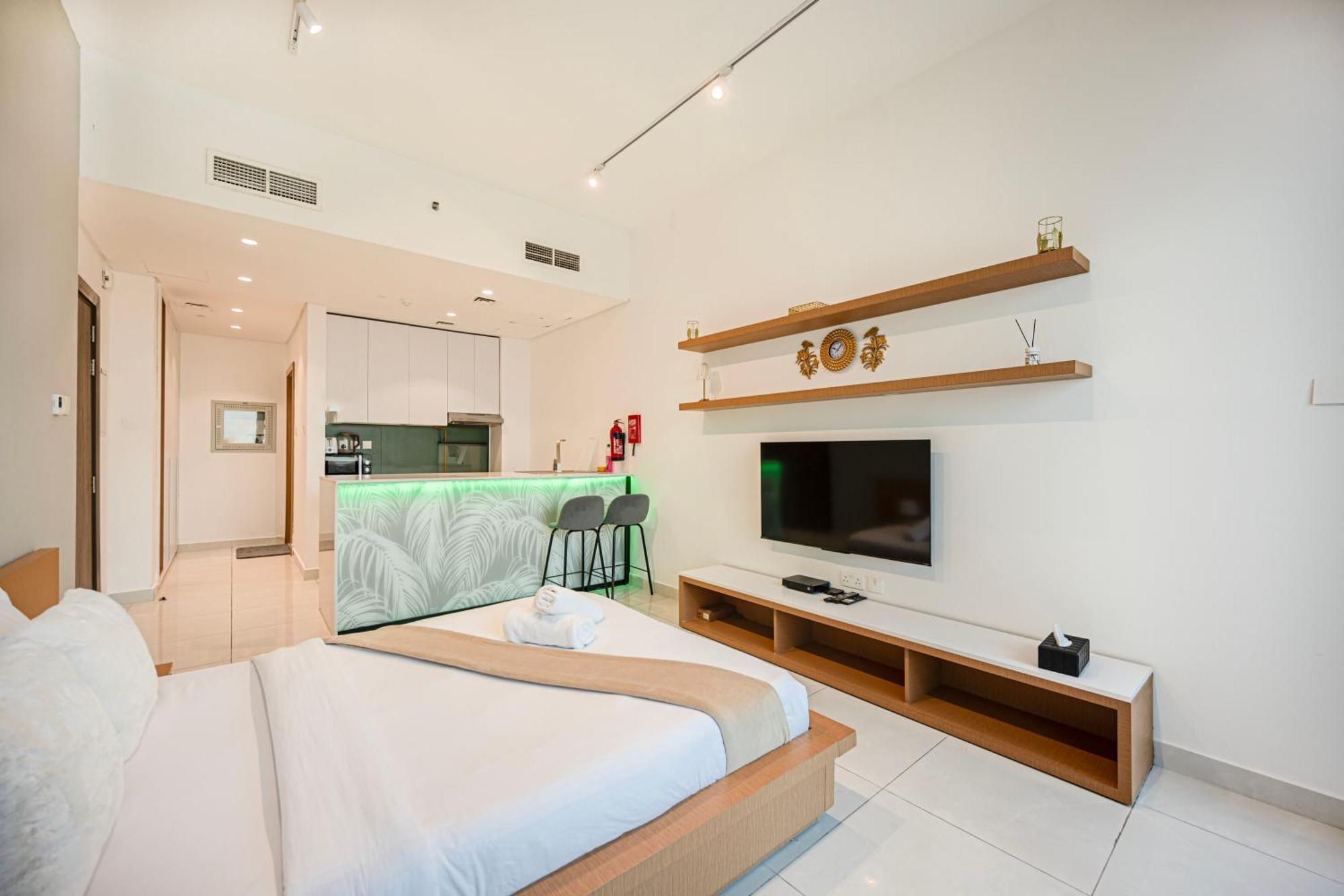 Apartment In Dubailand - Bright And Airy