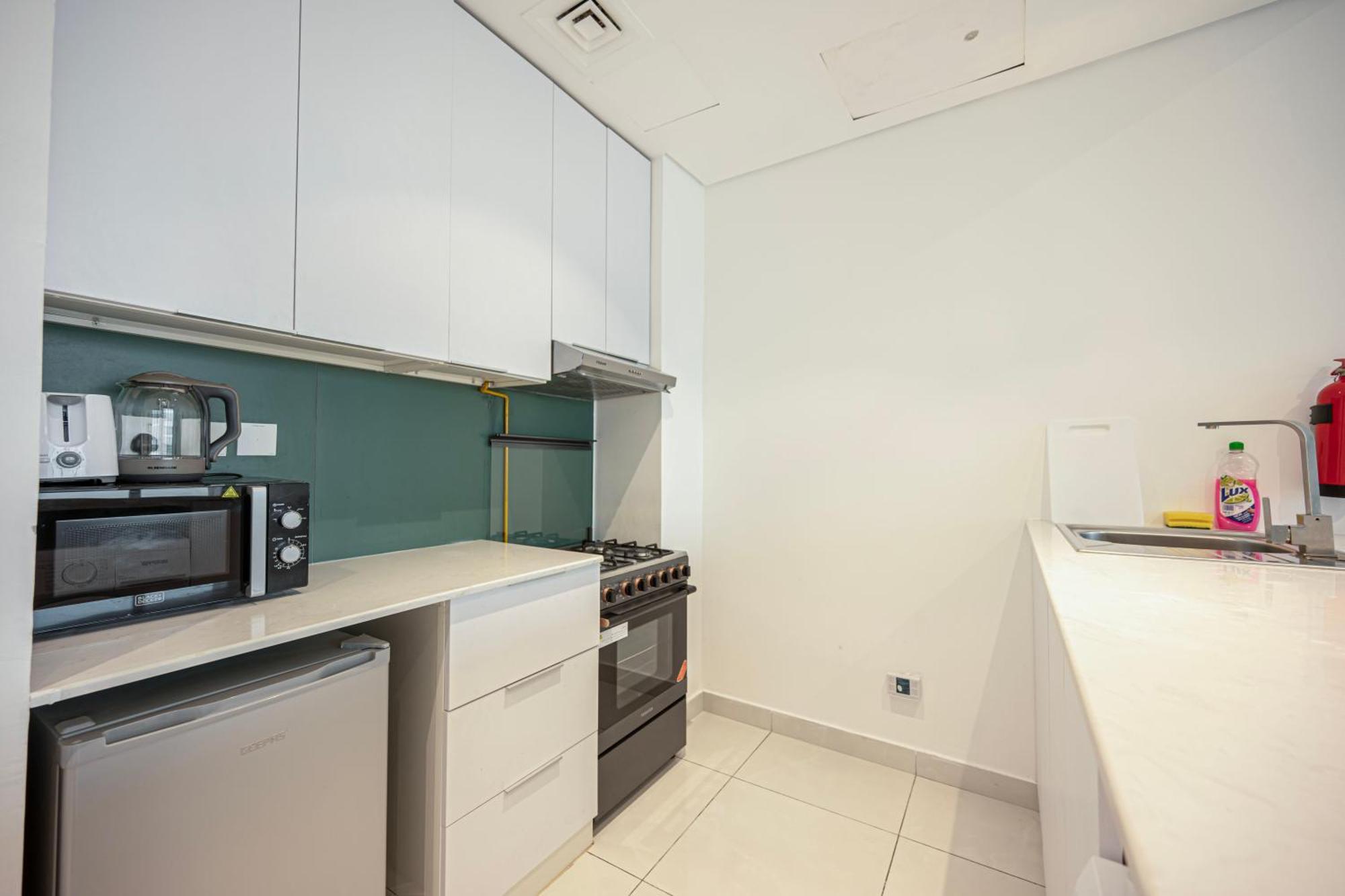 Apartment In Dubailand - Bright And Airy Dubai