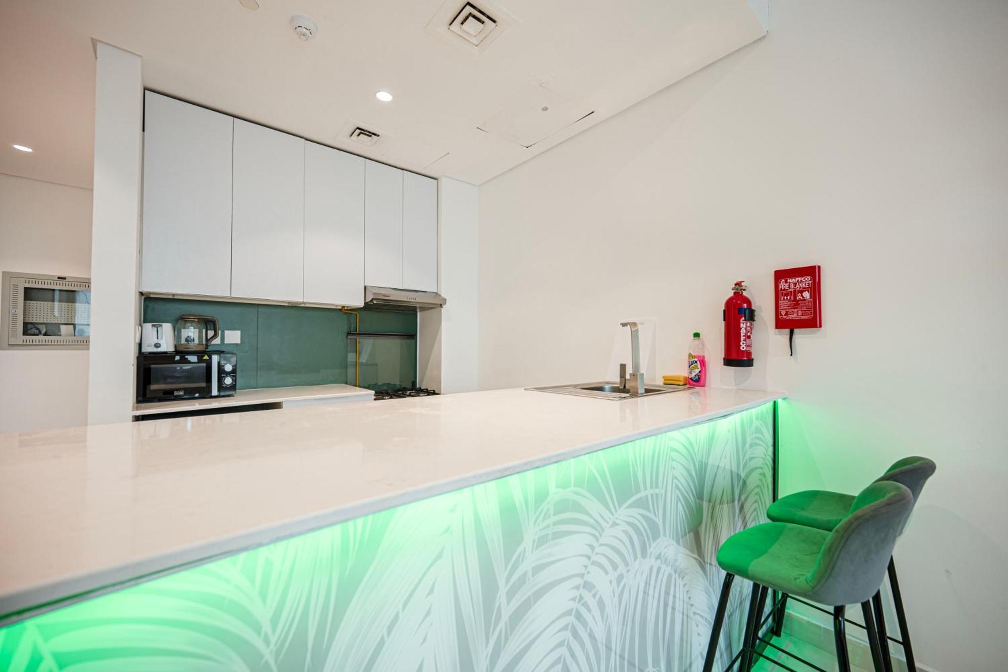 Apartment In Dubailand - Bright And Airy *