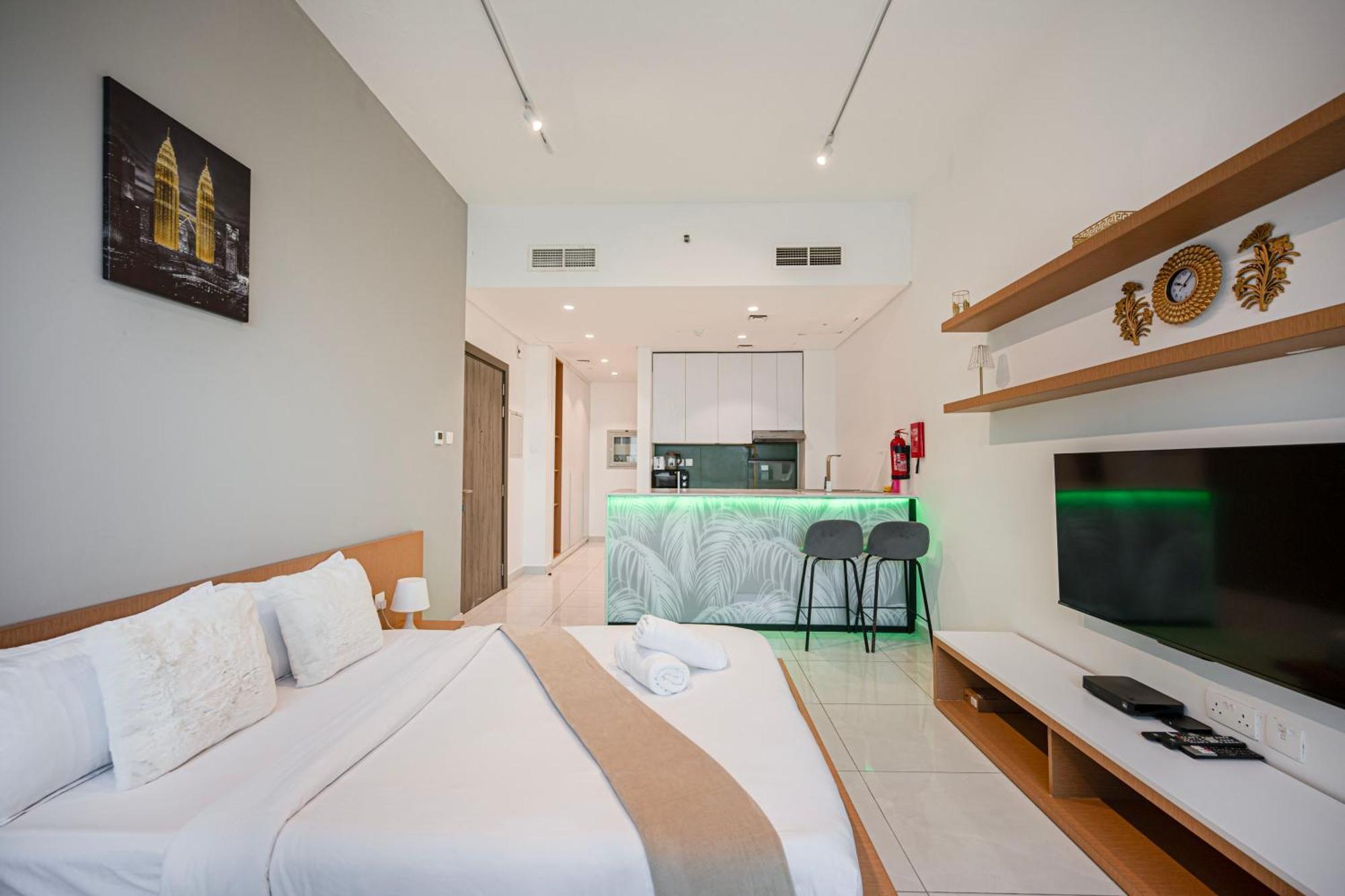 In Dubailand - Bright And Airy Apartment Dubai