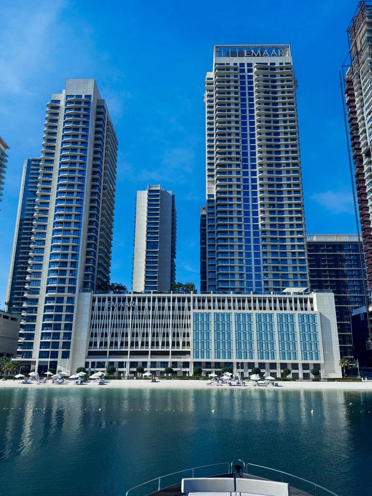 Apartment Upscale Family Friendly 4 Bedroom On Private With Amazing Views Dubai
