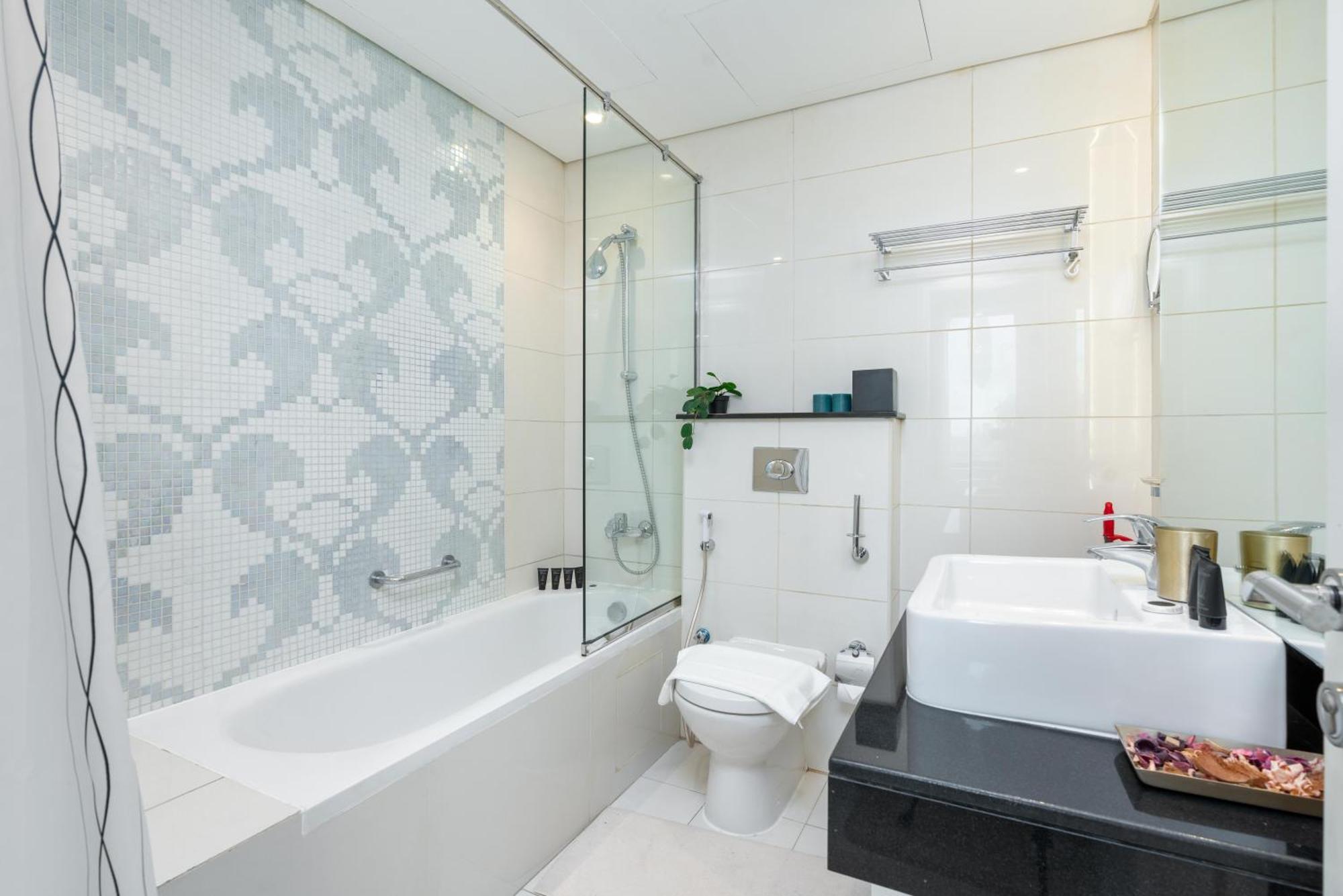 Vacay Lettings - Damac Capital Bay Tower * Dubai