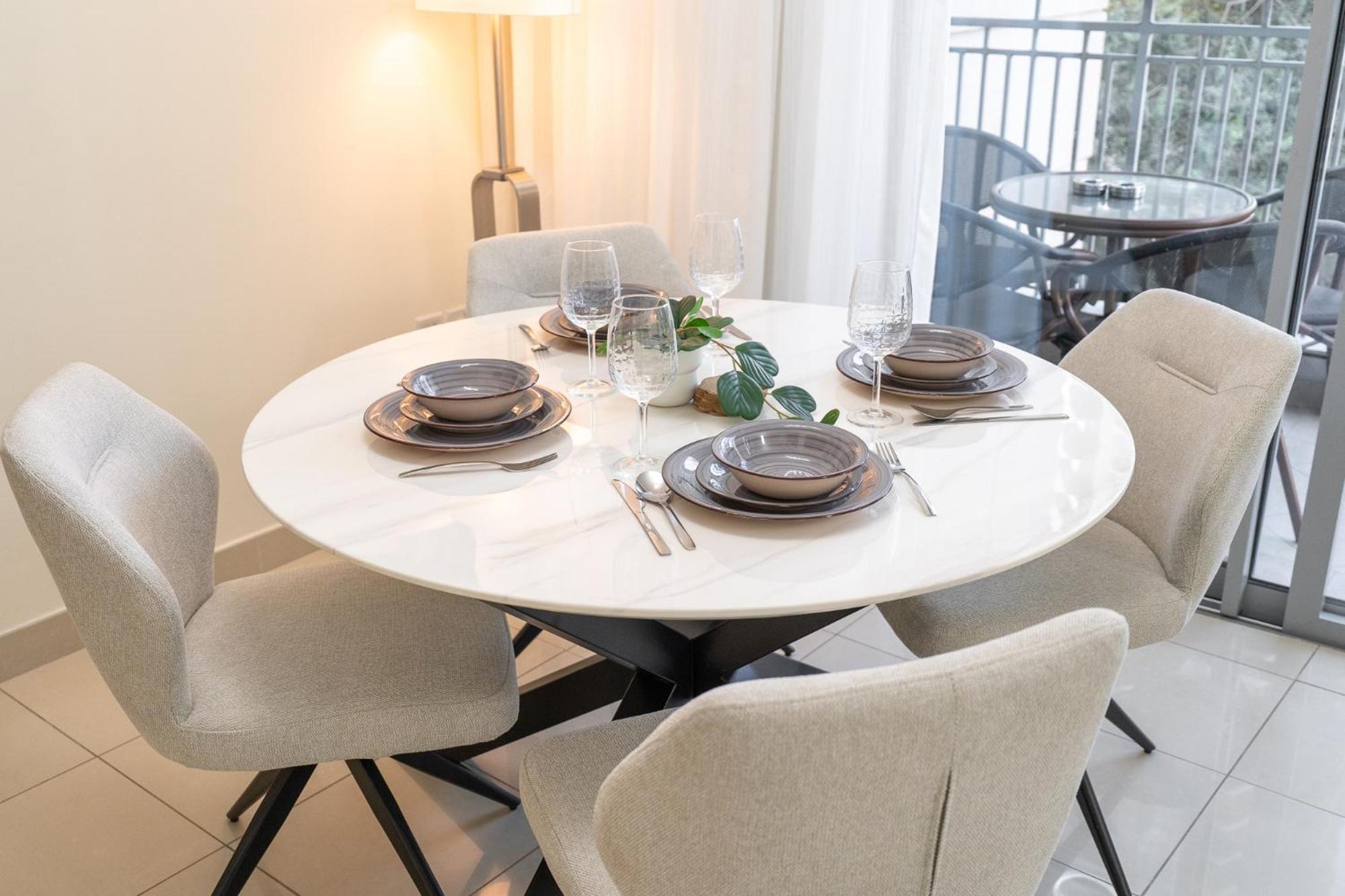 A Grand 1 Bedroom In Downtown That Sleeps 6 * Dubai