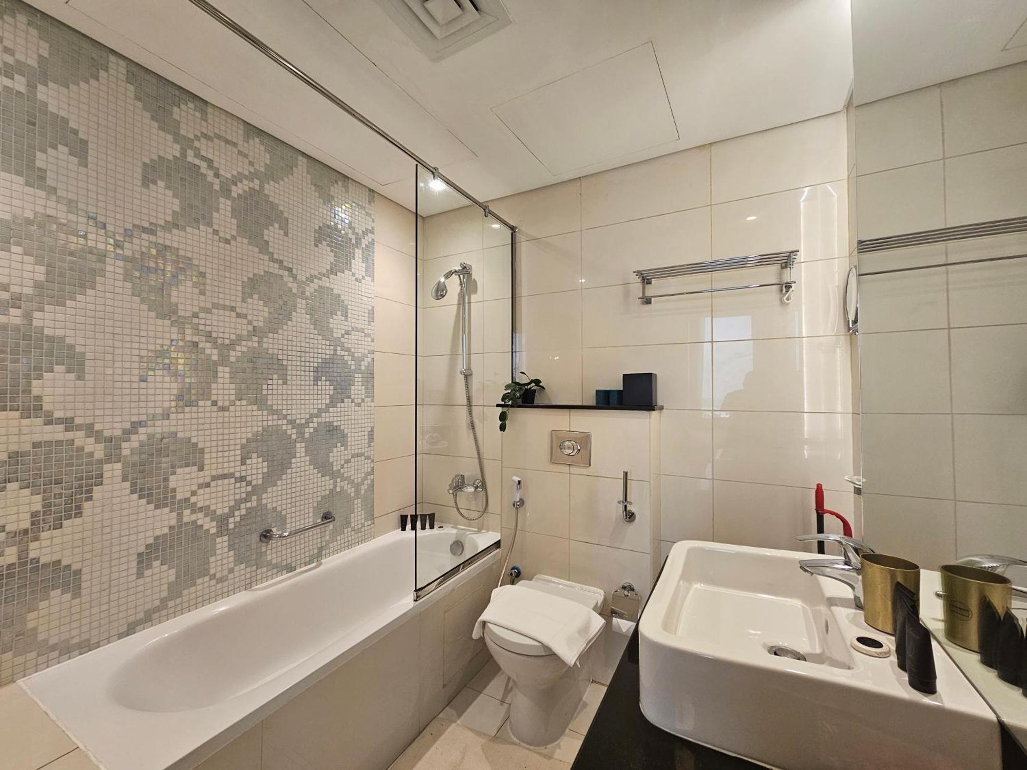 Vacay Lettings - Damac Capital Bay Tower Apartment