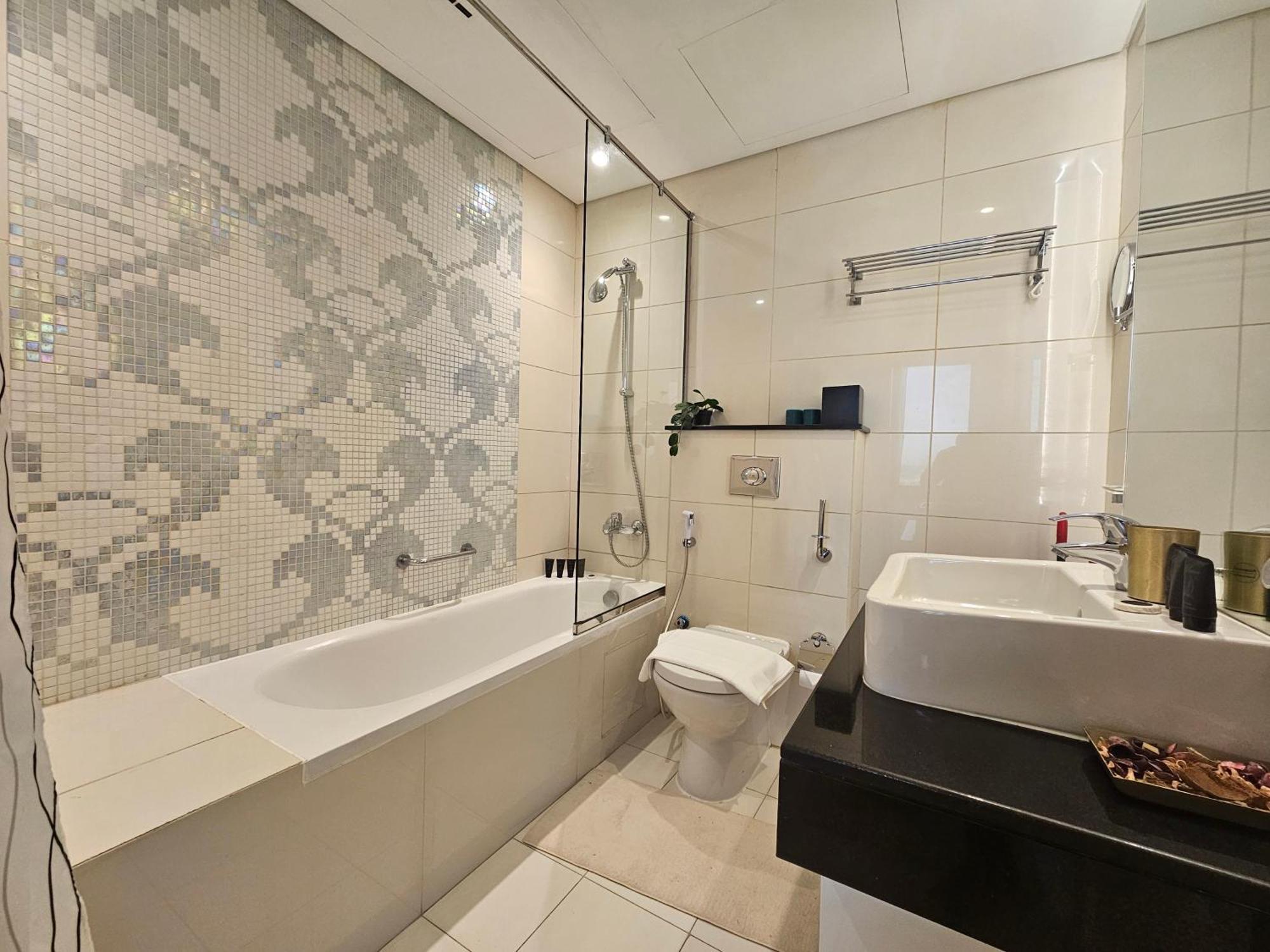 Vacay Lettings - Damac Capital Bay Tower Apartment *
