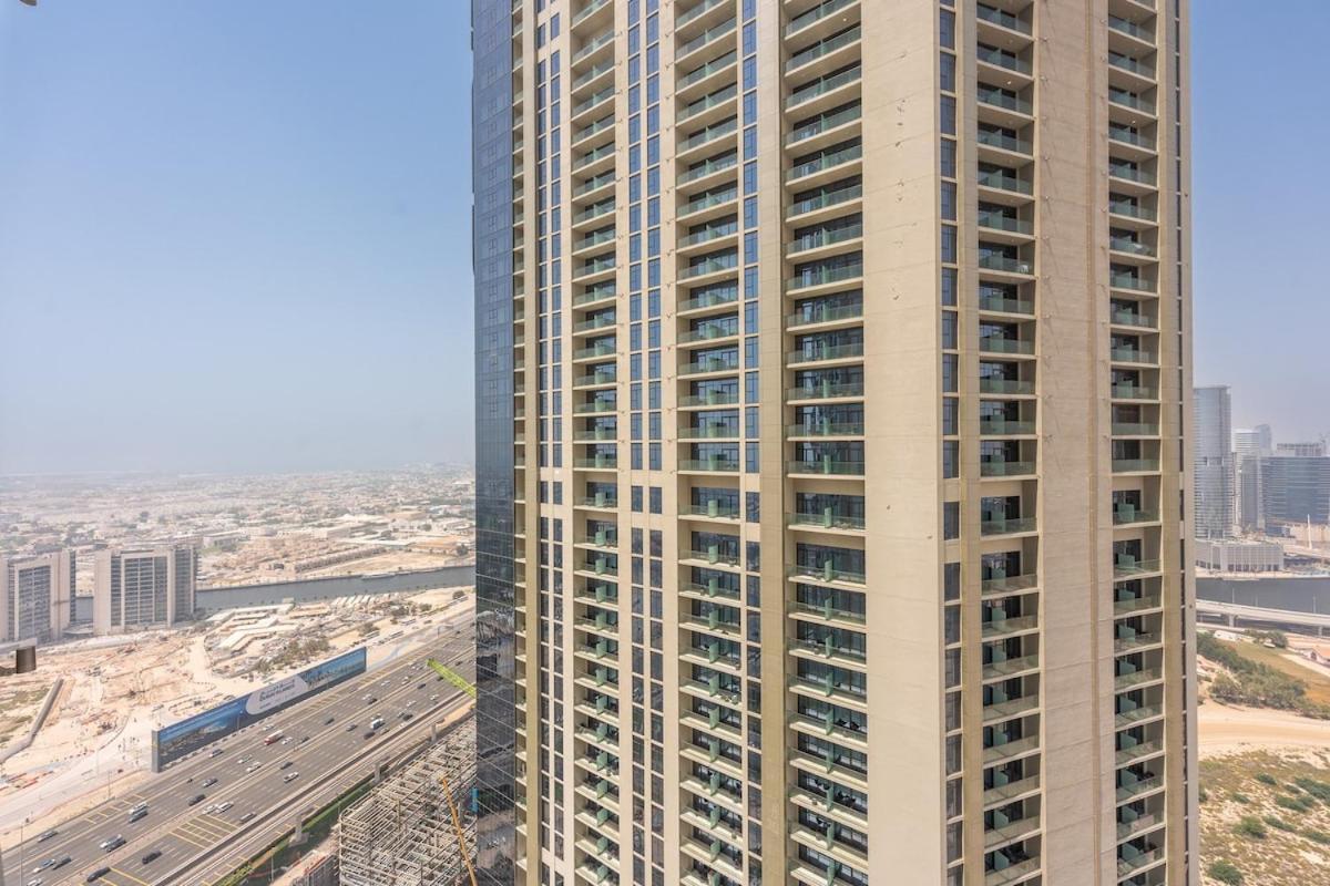Glamorous 2-bedroom With Skyline Views In Business Bay Apartment *