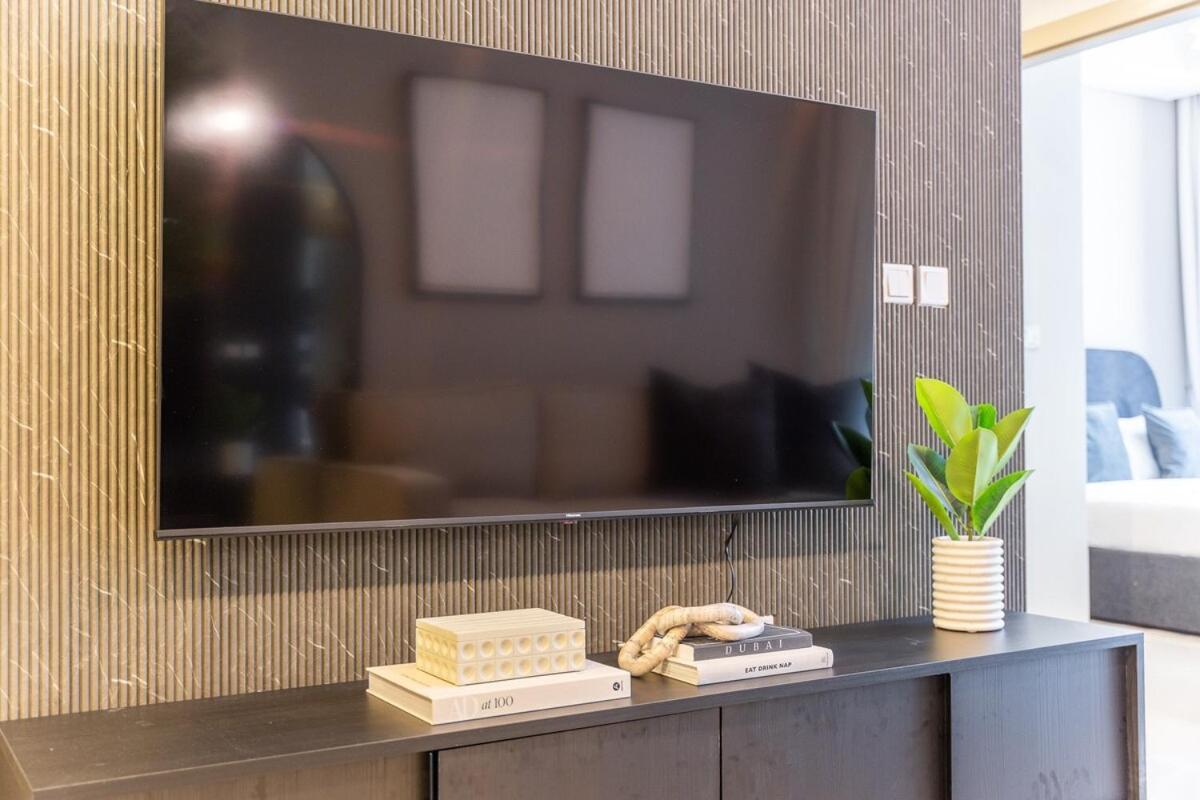 Glamorous 2-bedroom With Skyline Views In Business Bay *