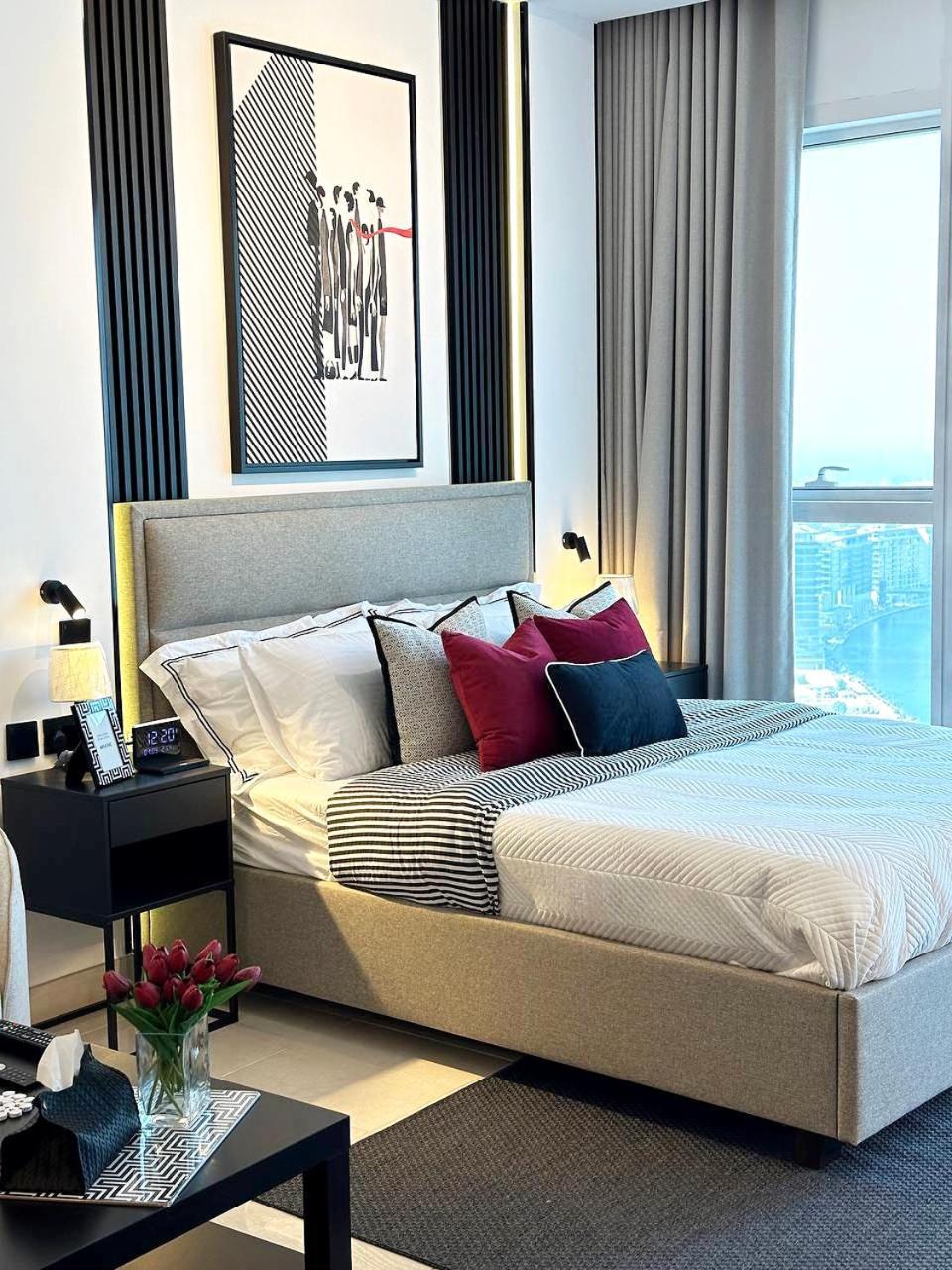 Stylish 5 Minutes Away By Car From Burj Khalifa Apartment