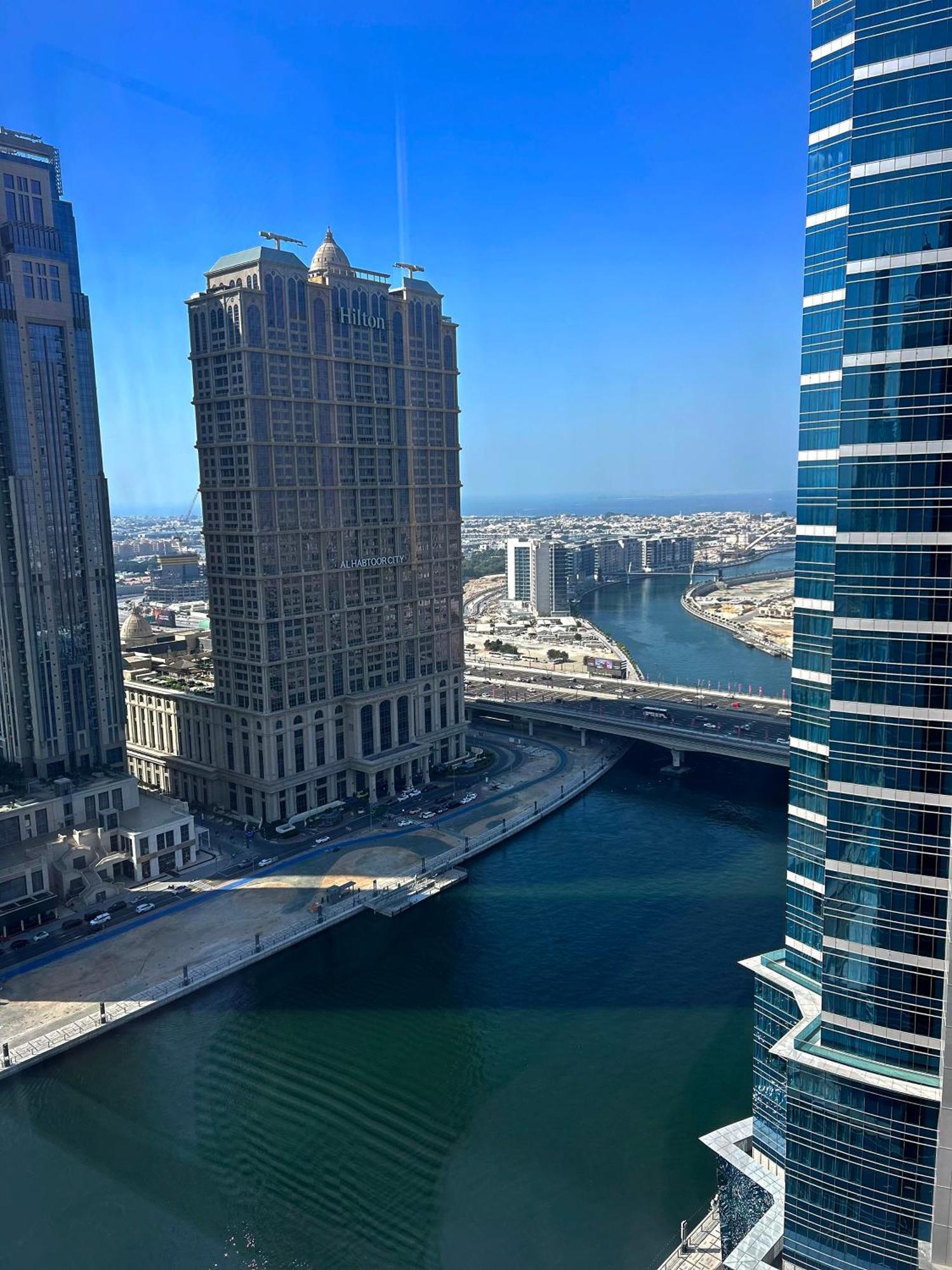 Stylish 5 Minutes Away By Car From Burj Khalifa *