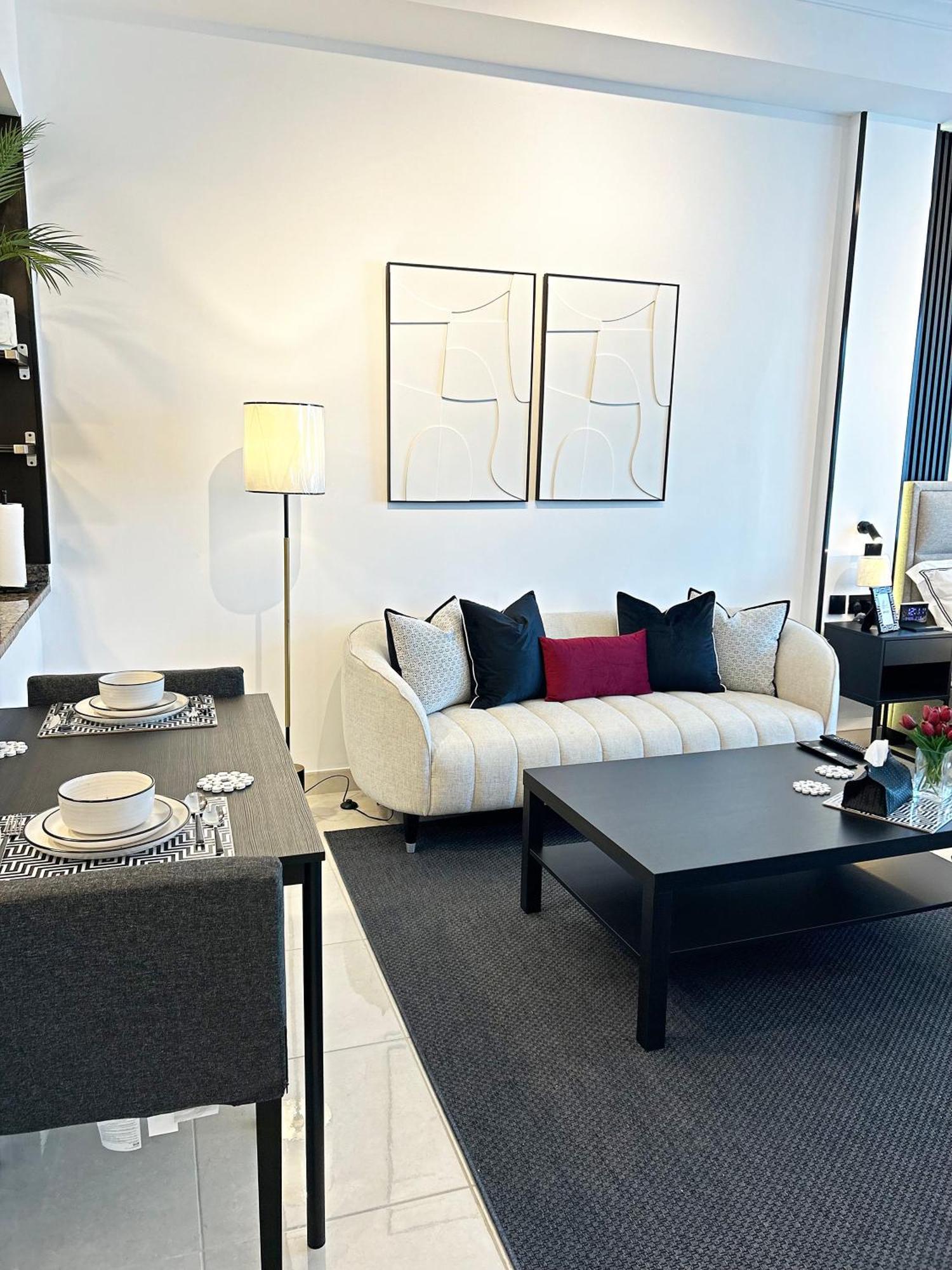 Stylish 5 Minutes Away By Car From Burj Khalifa Apartment