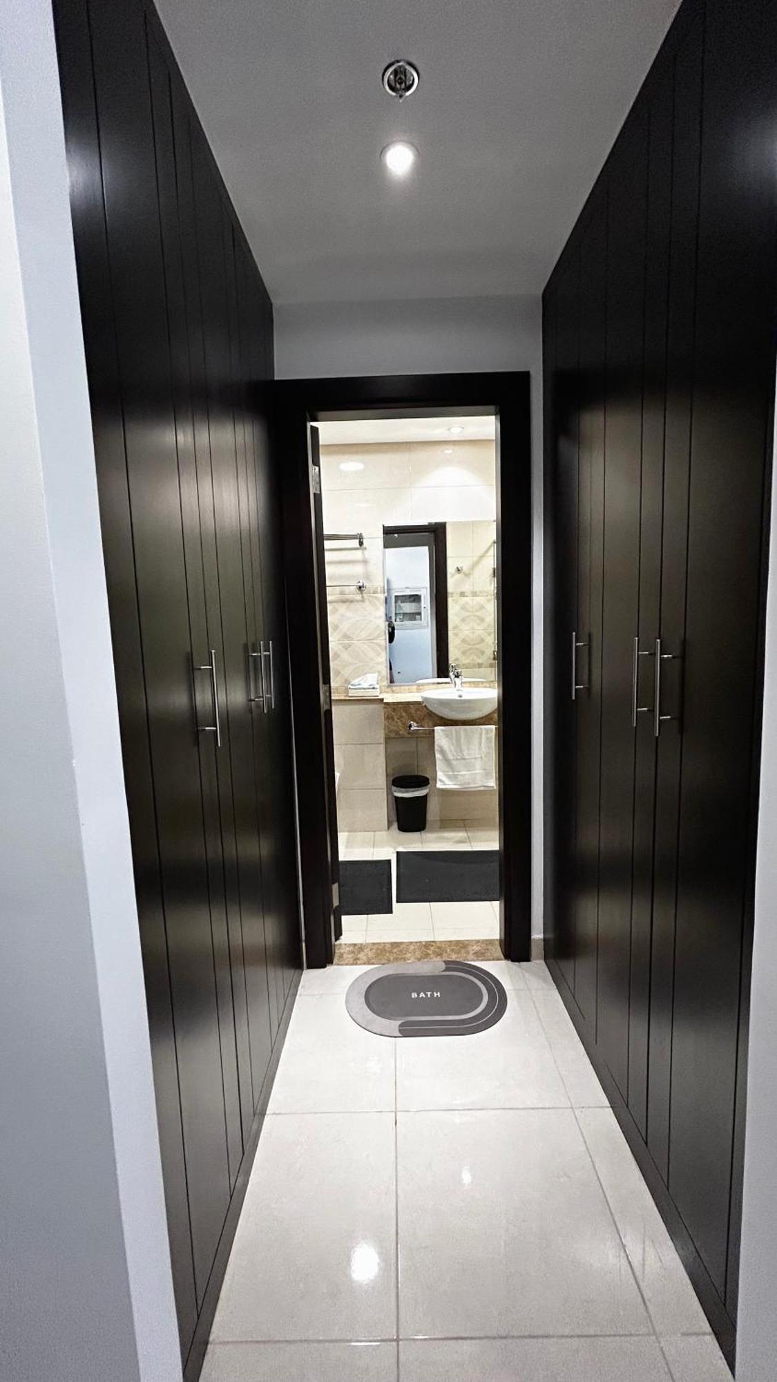 Stylish 5 Minutes Away By Car From Burj Khalifa Apartment *