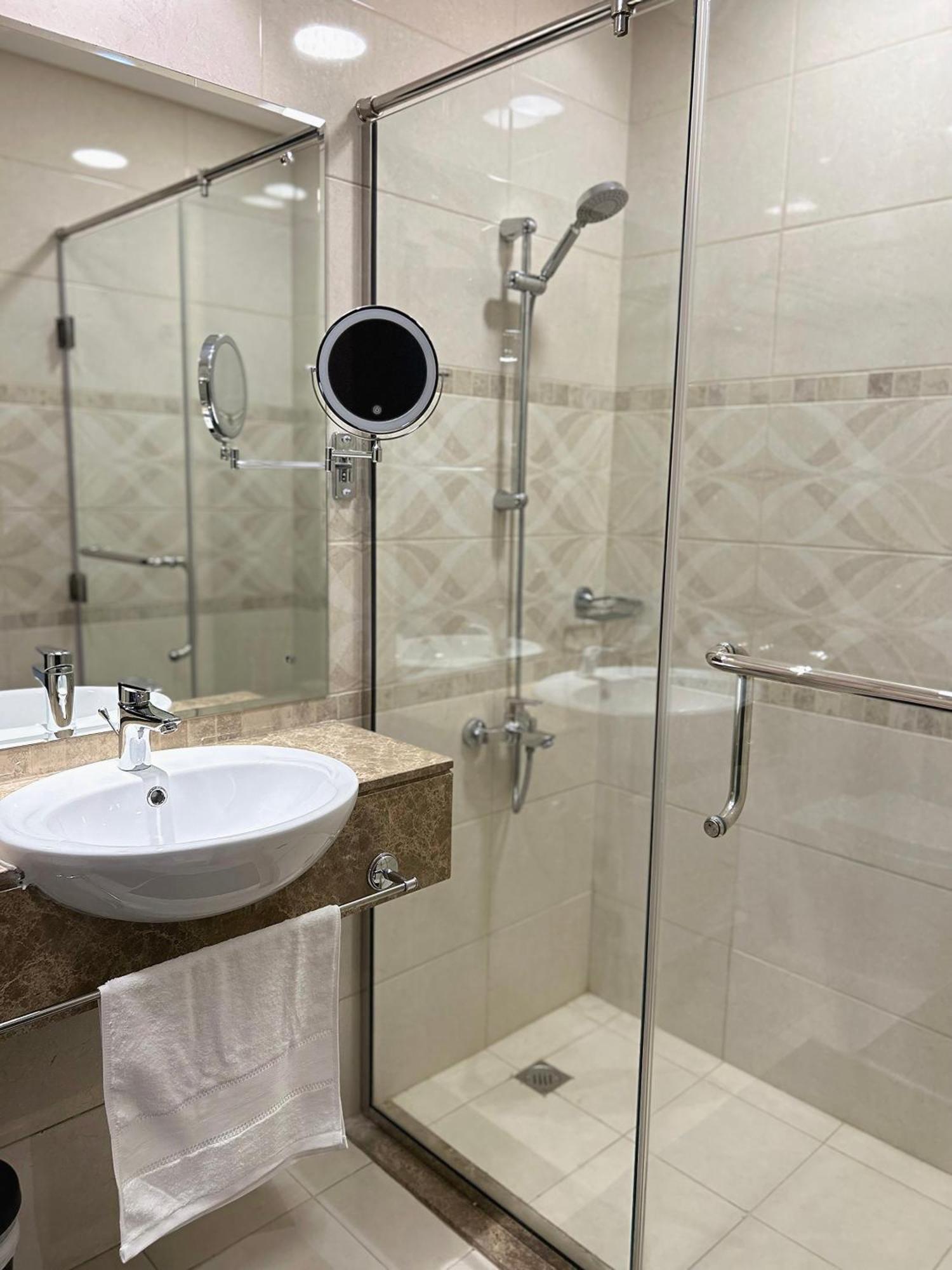 Stylish 5 Minutes Away By Car From Burj Khalifa Apartment