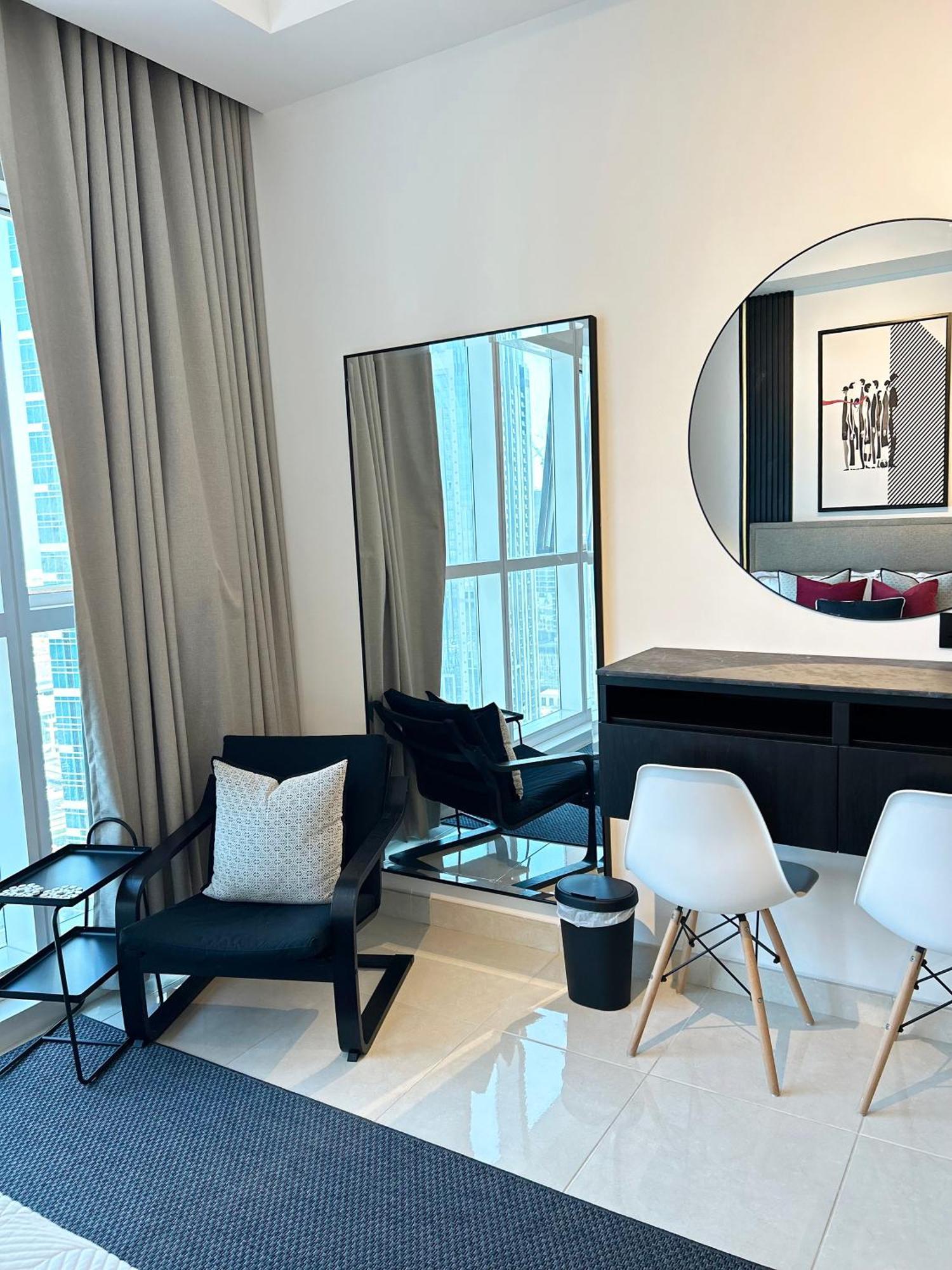 Stylish 5 Minutes Away By Car From Burj Khalifa Apartment *