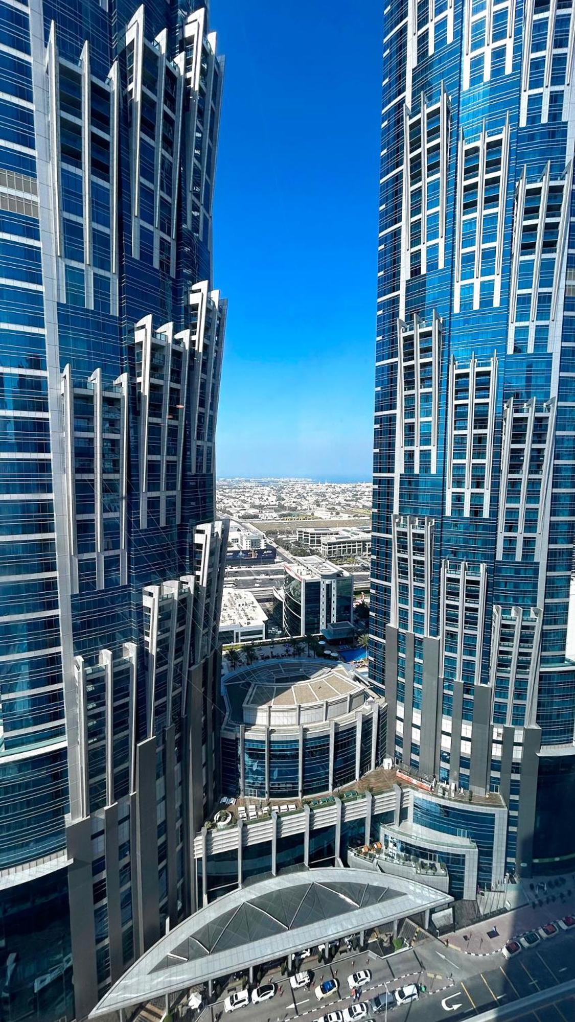 Stylish 5 Minutes Away By Car From Burj Khalifa Apartment