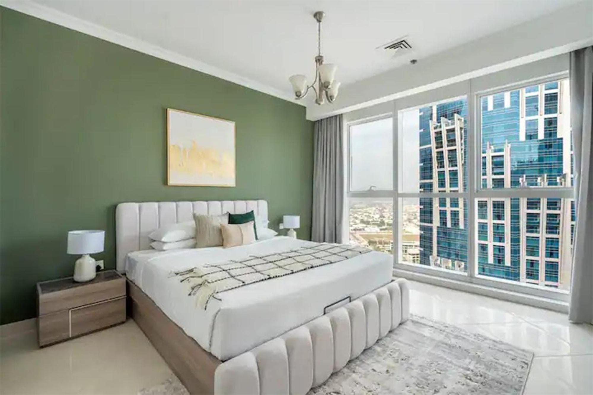 Beautiful 1br On High Floor With Partial Sea View *