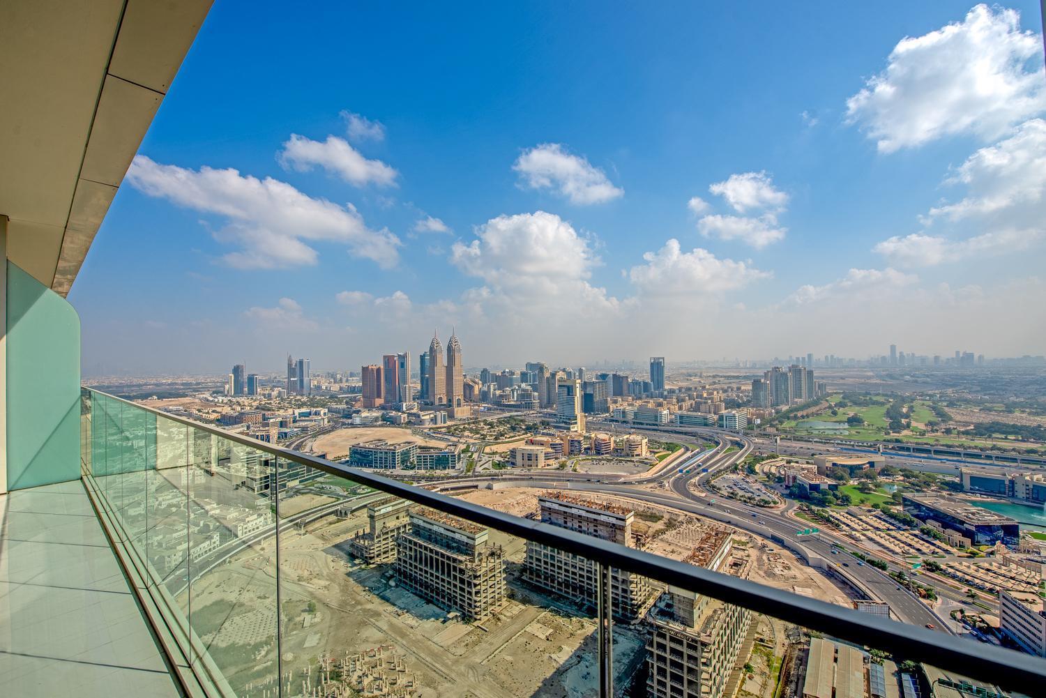 Apartment Golf Views In 30th Floor