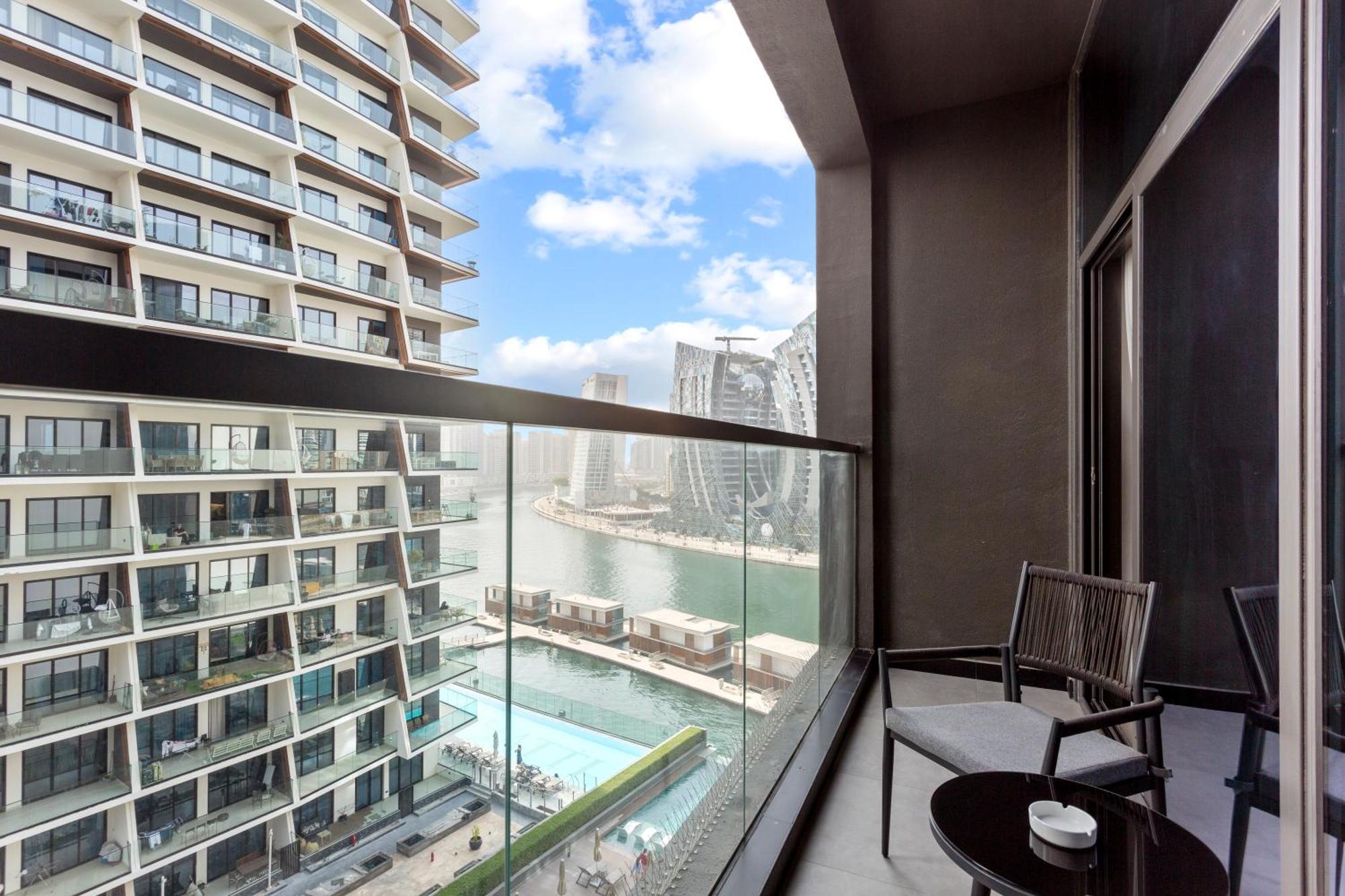 Luxe Living 1 Bedroom With Canal View Apartment