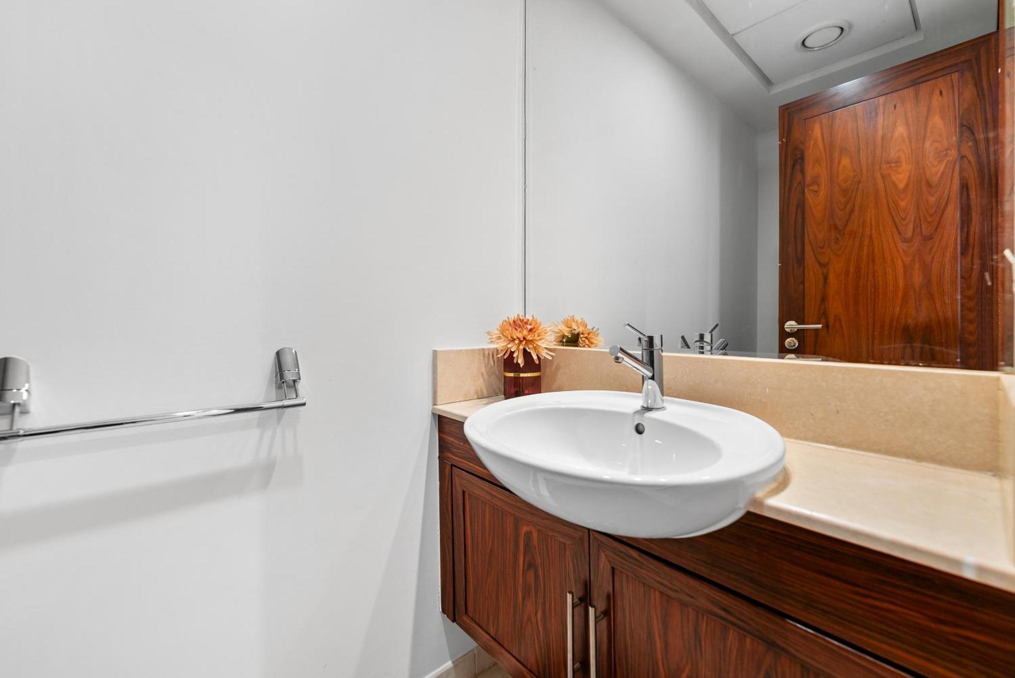Magnificent - Spacious New 2br In Downtown Apartment
