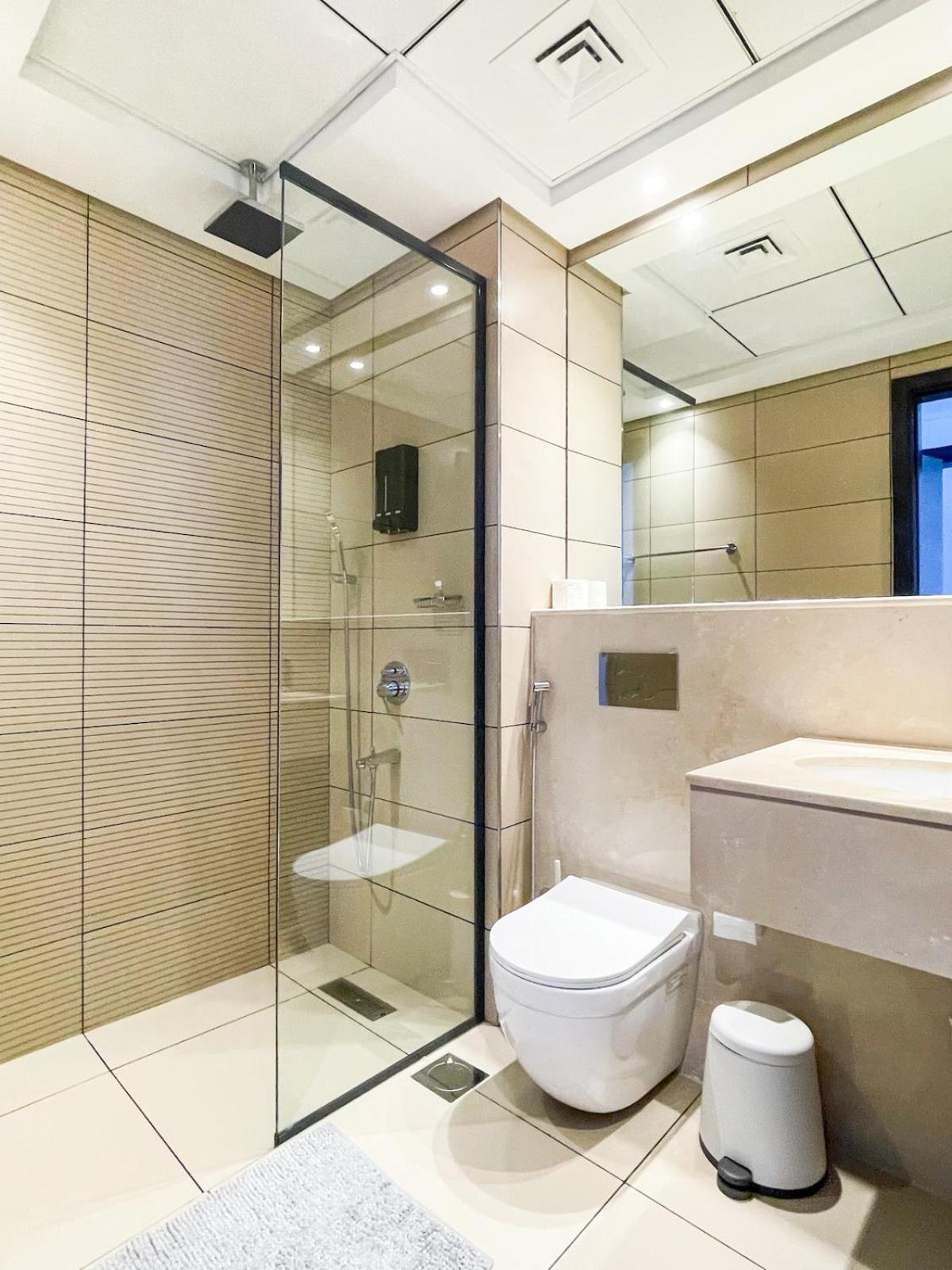 Tastefully Decorated 1 Bedroom In Jvc