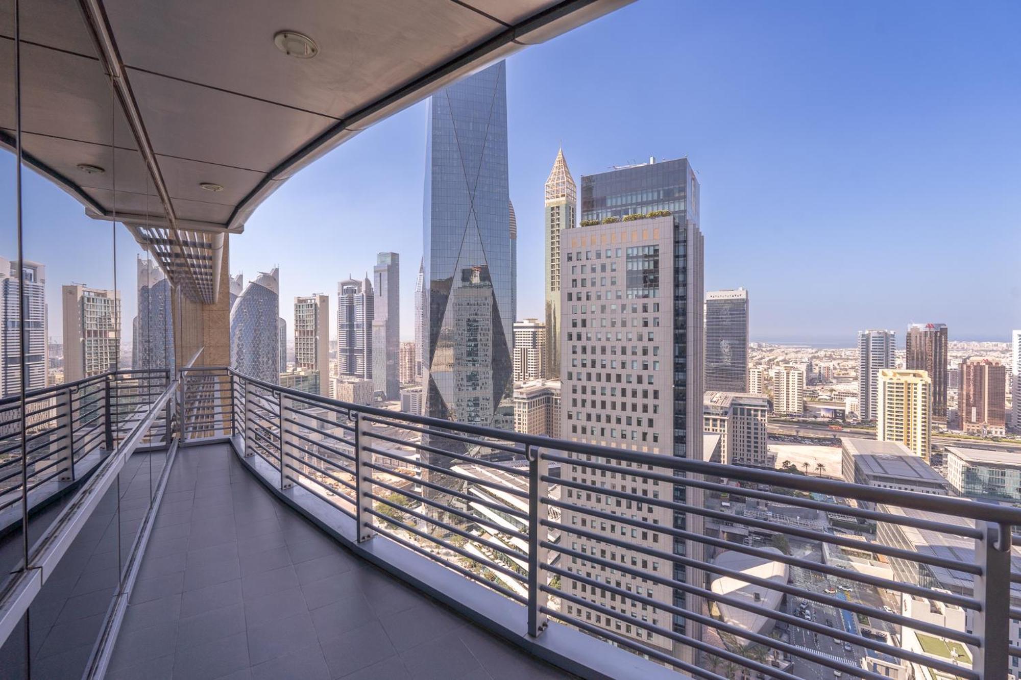 In Difc That Sleeps 4 Comfortably Apartment *
