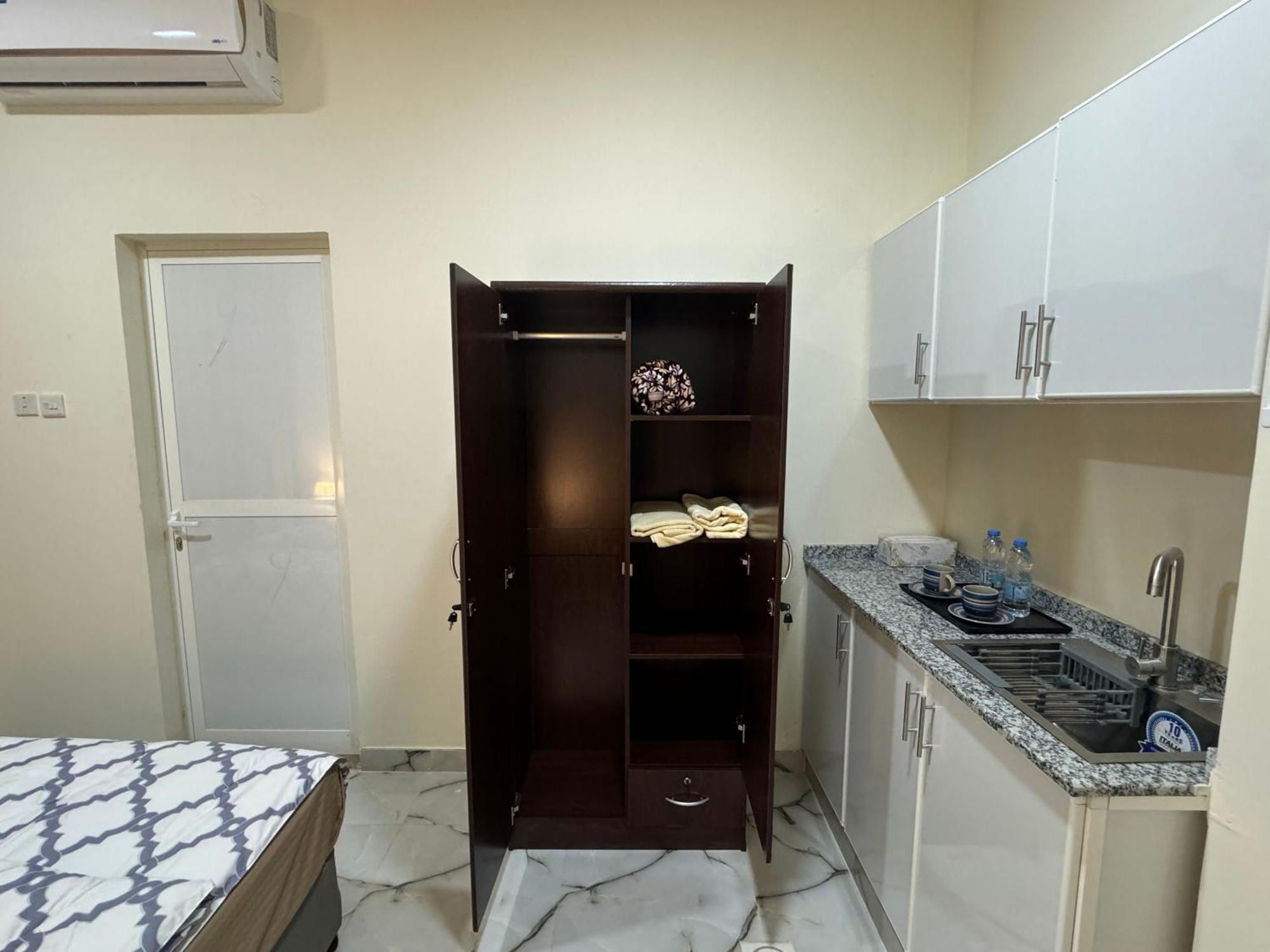 Homestay Furnished Private Near Union Metro Station Dubai