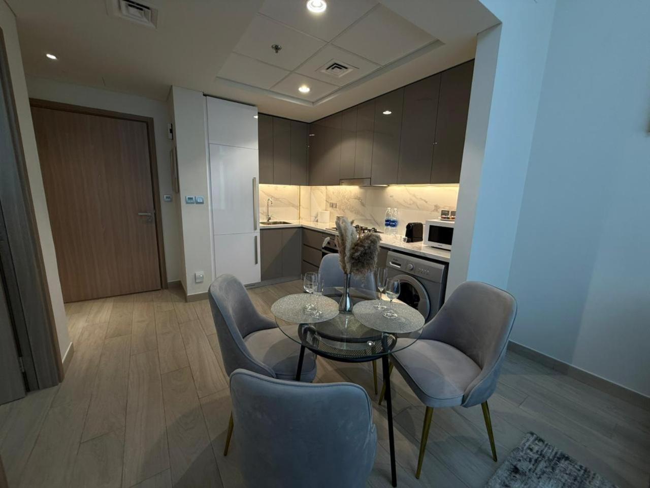 Cozy 01 Bhk With Balcony * Dubai