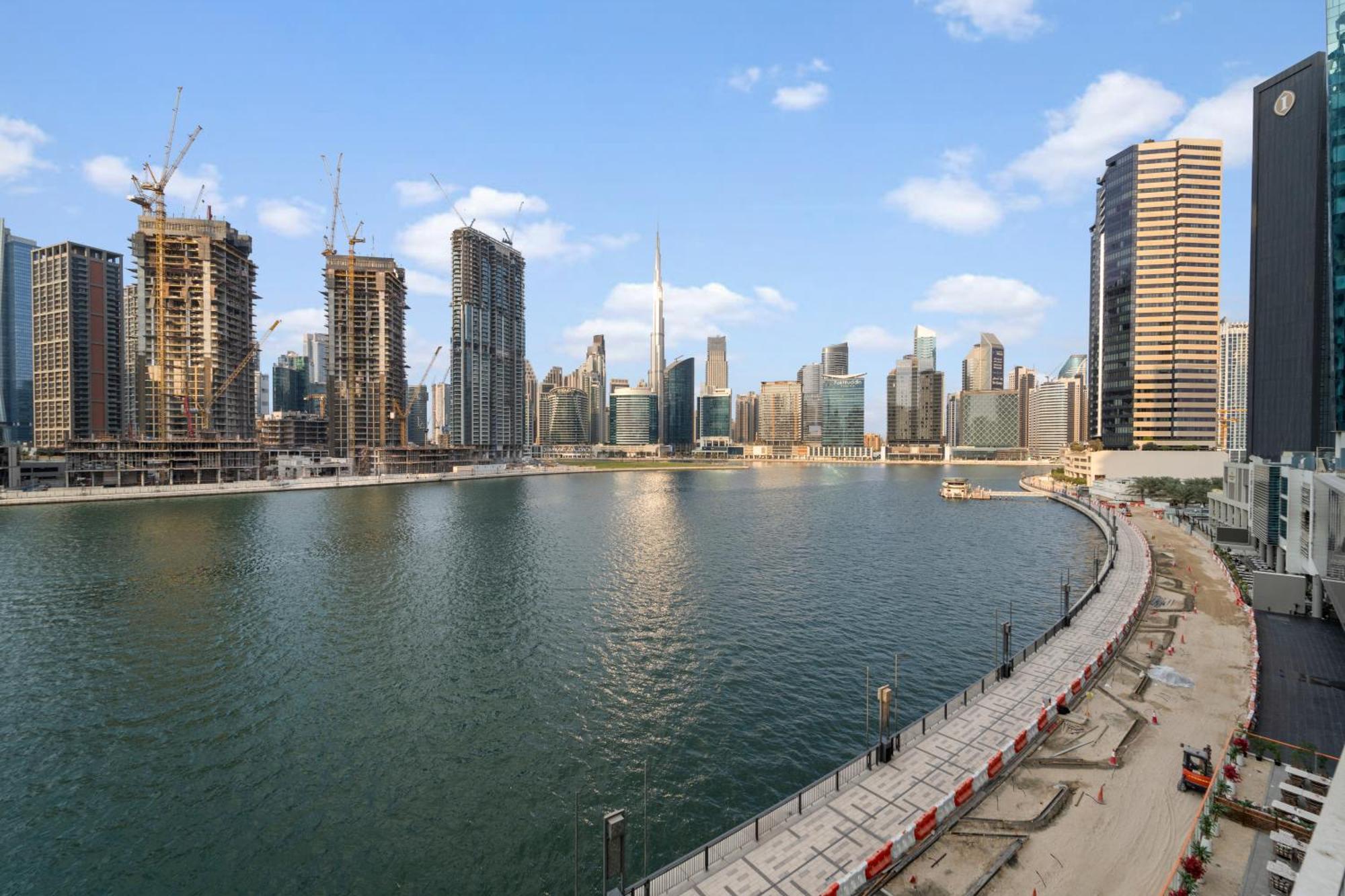 Luxurious 1br With Canal & Burj Khalifa View! Apartment