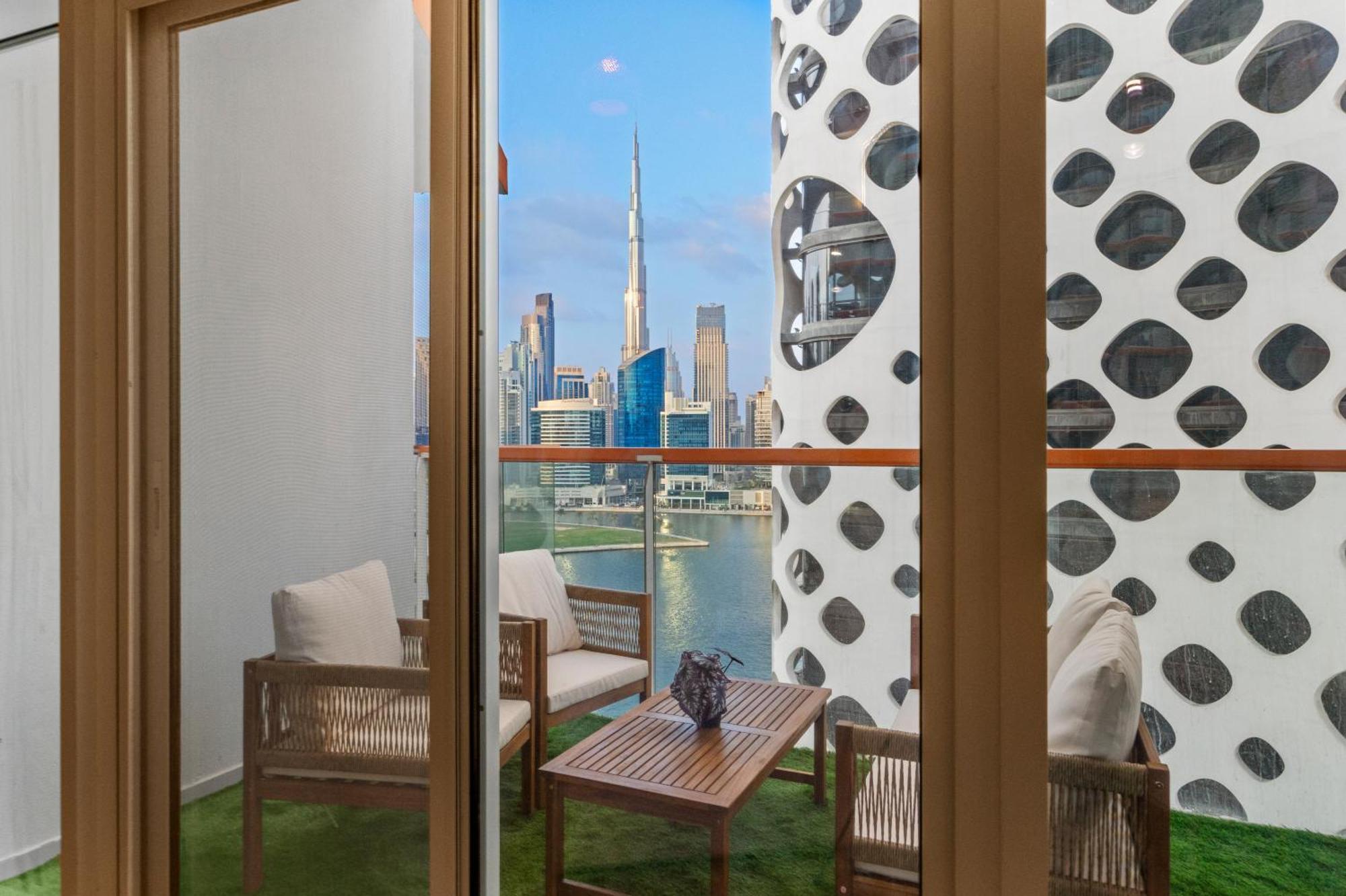 Luxurious 1br With Canal & Burj Khalifa View! Dubai