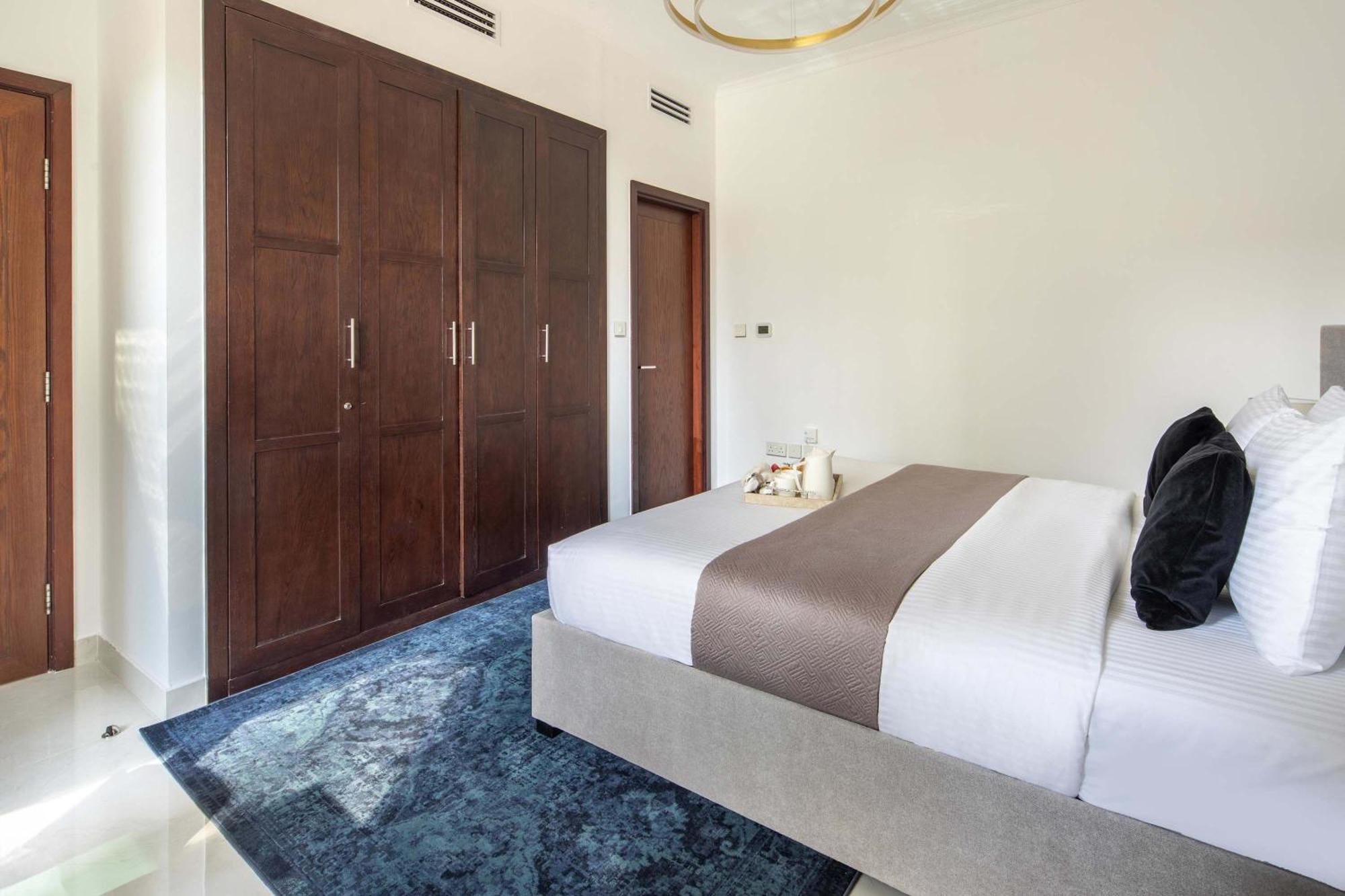 Frank Porter - The Residences 5 *
