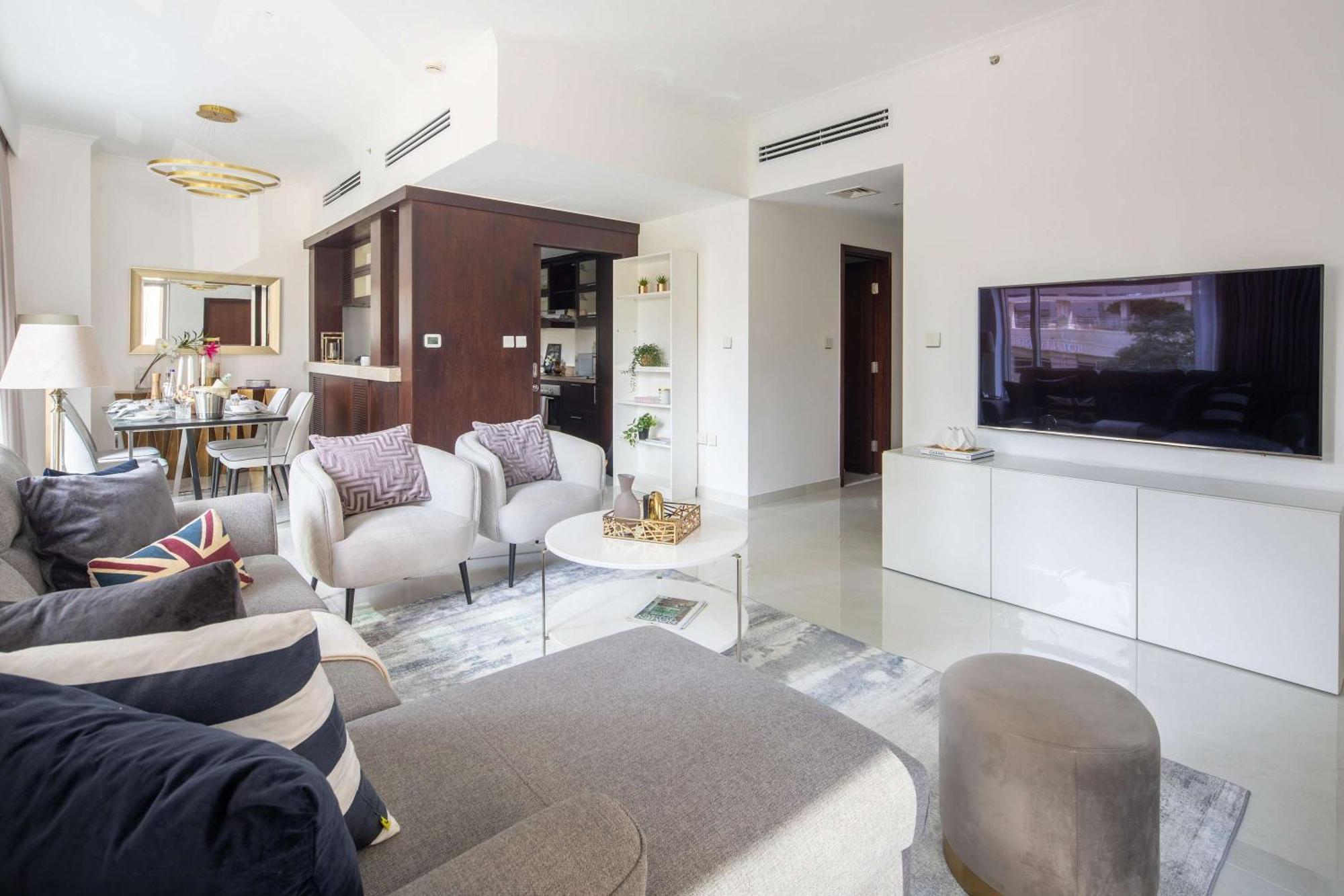 Frank Porter - The Residences 5 *