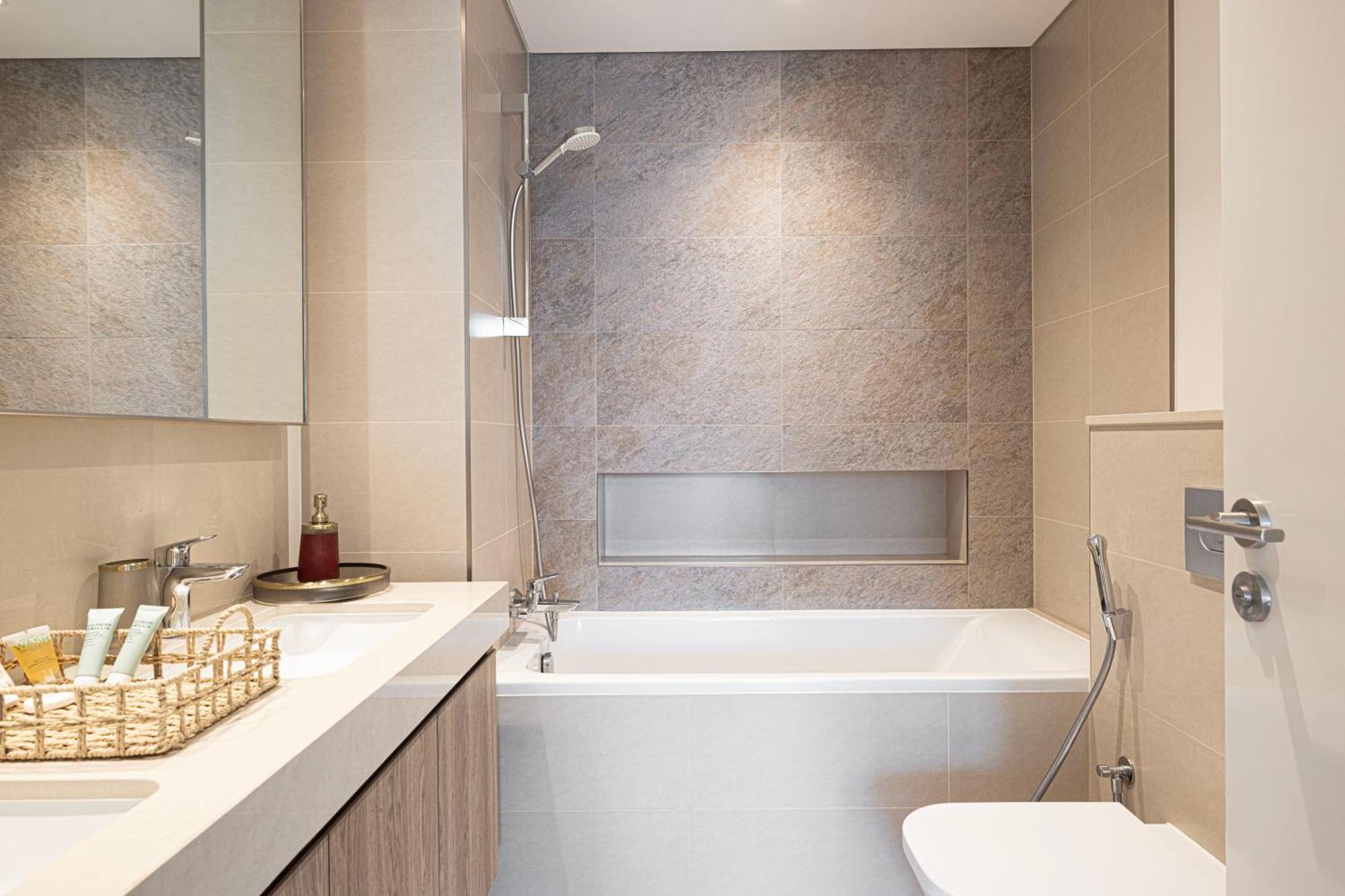Full Burj View & Direct Access To Mall Apartment *