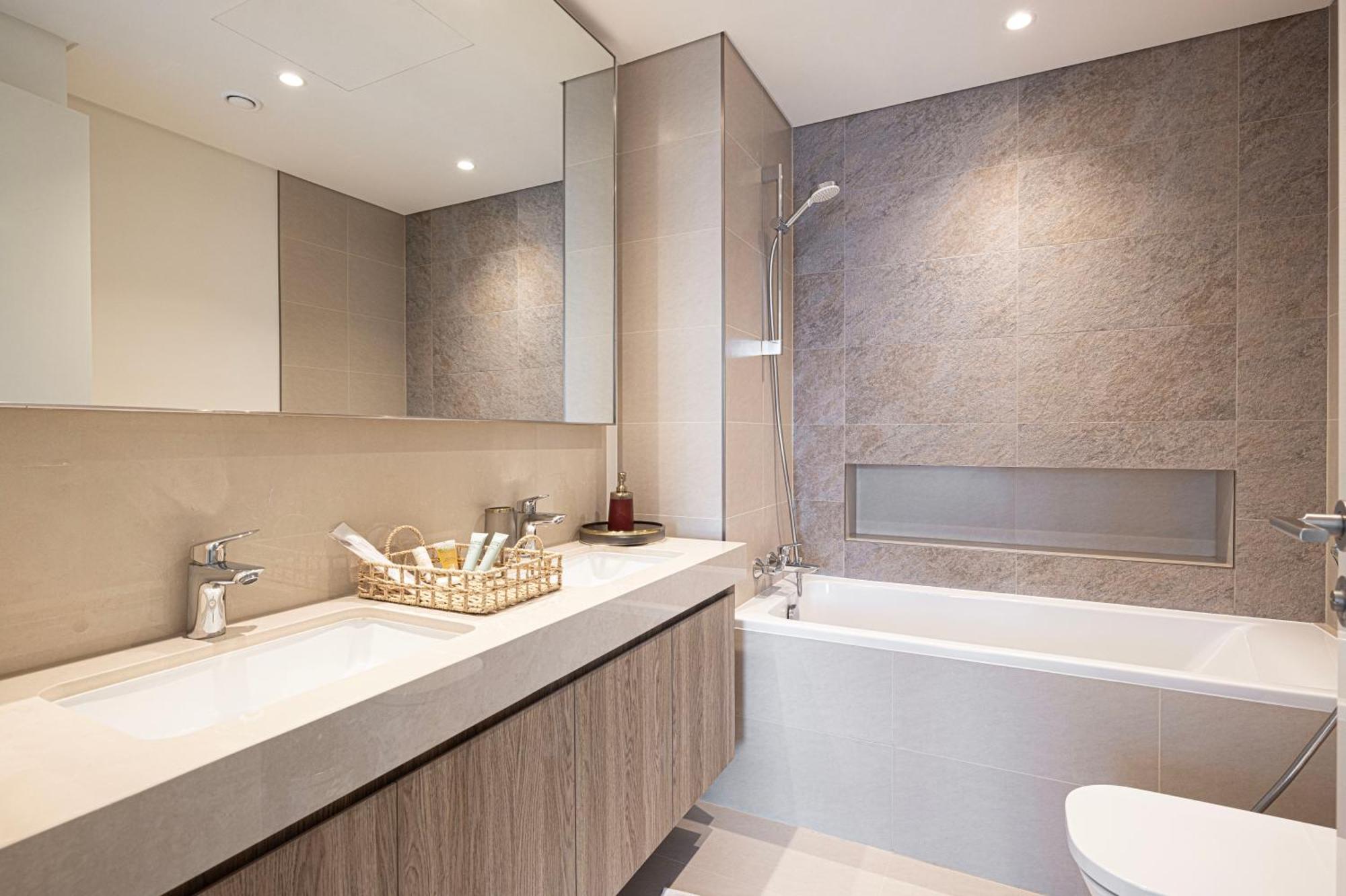 Full Burj View & Direct Access To Mall Apartment
