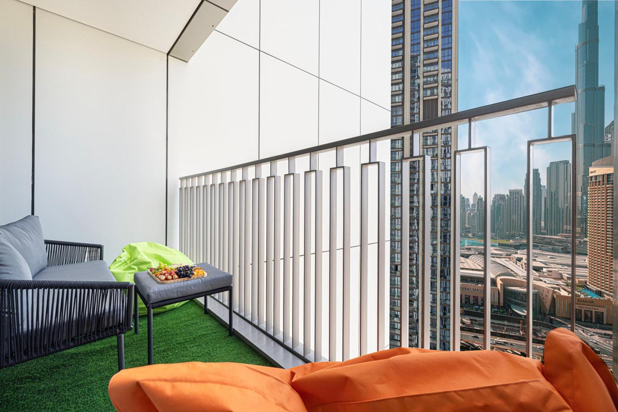Full Burj View & Direct Access To Mall Apartment *