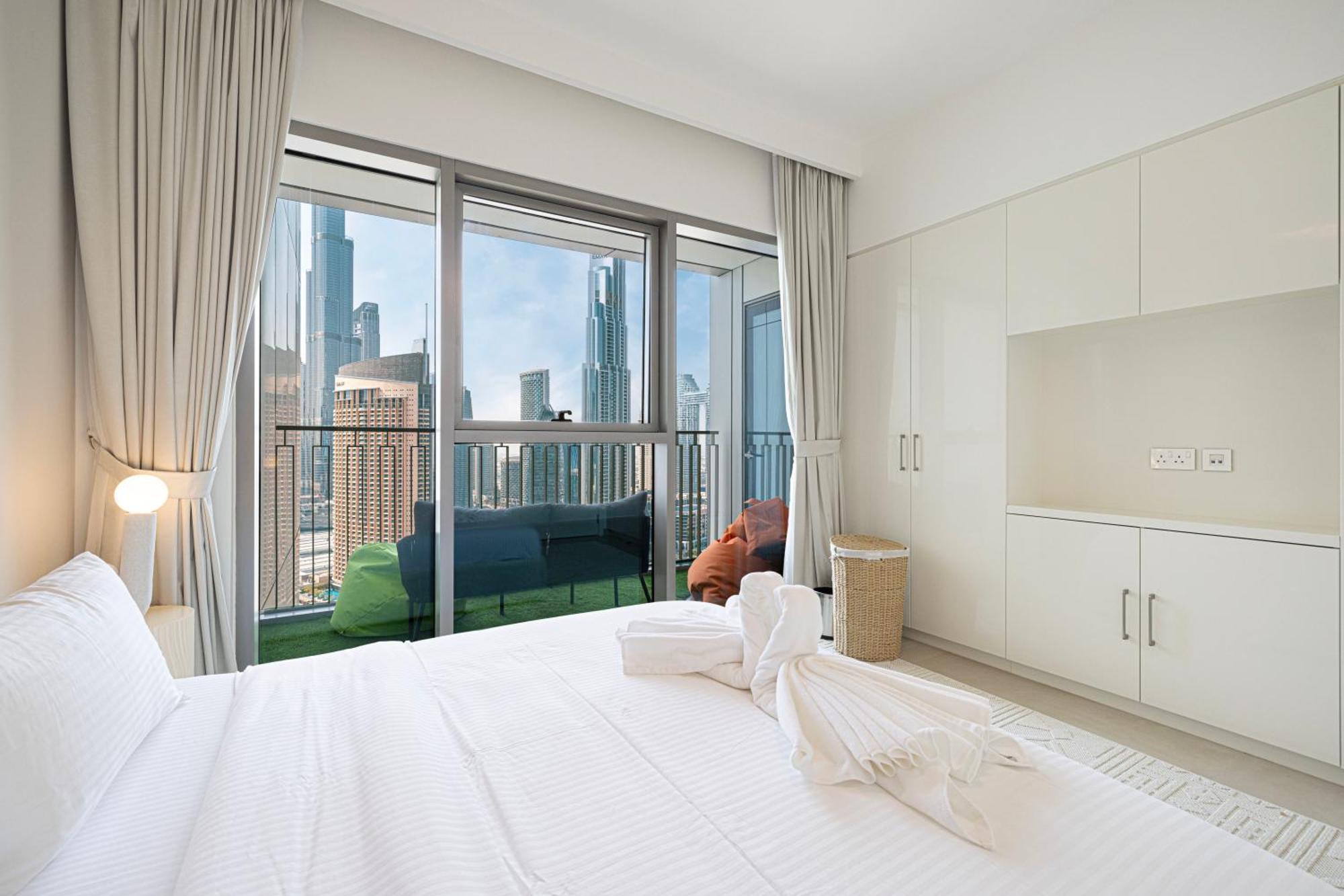 Full Burj View & Direct Access To Mall Apartment *
