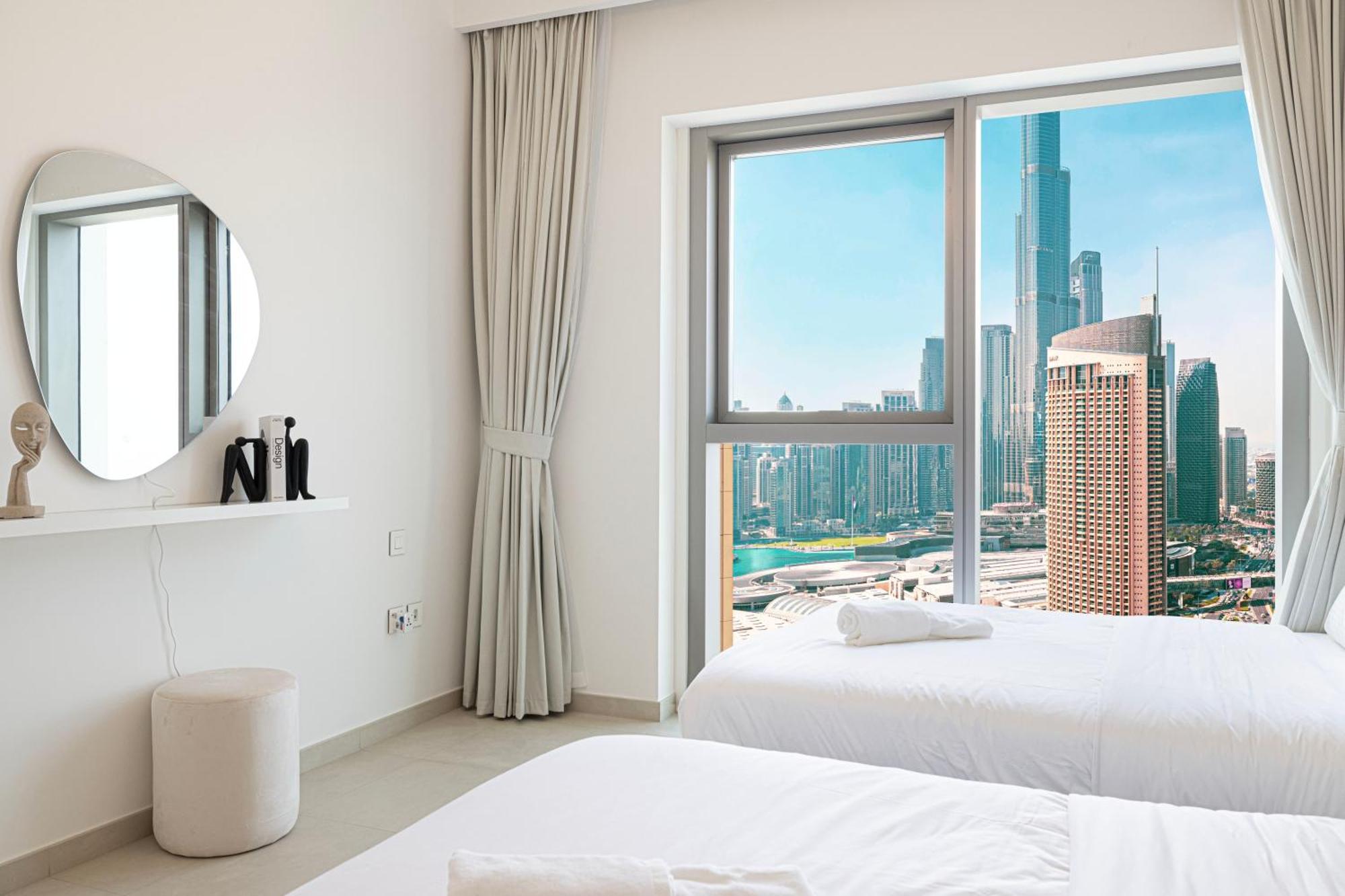 Full Burj View & Direct Access To Mall Apartment *