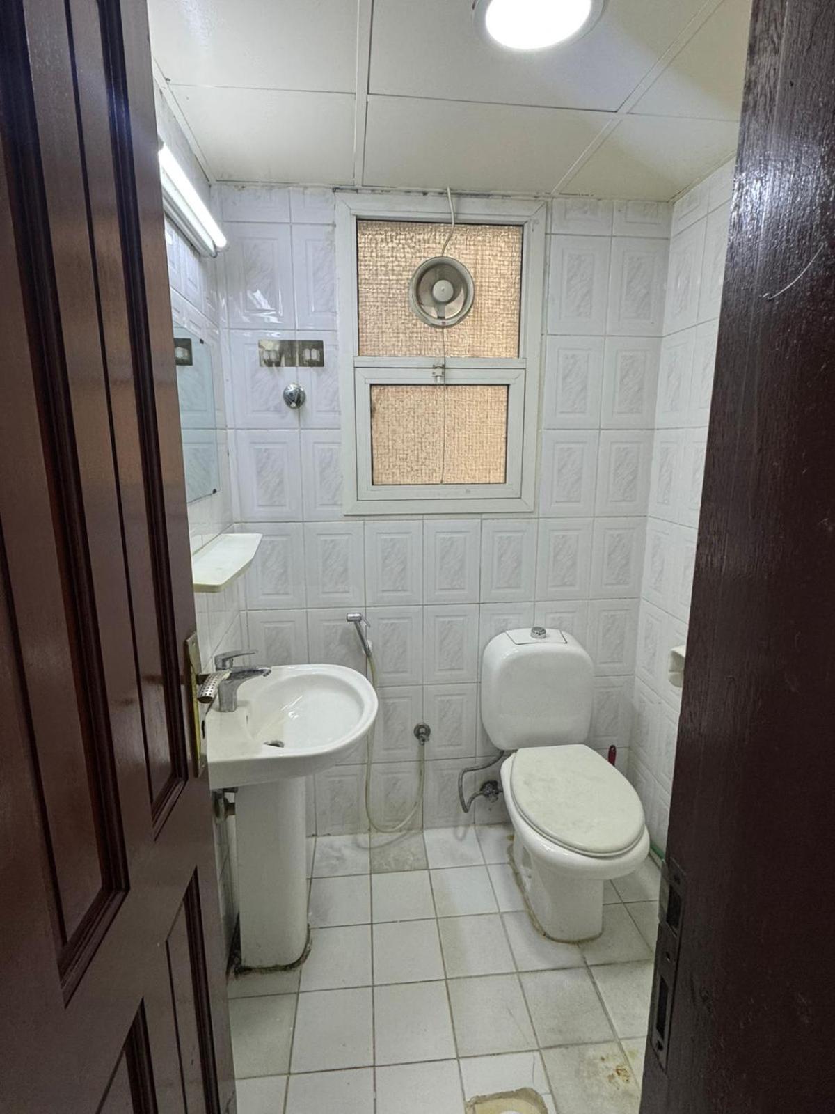 Brand New Unisex Single Partition In Center Of Bur Homestay *