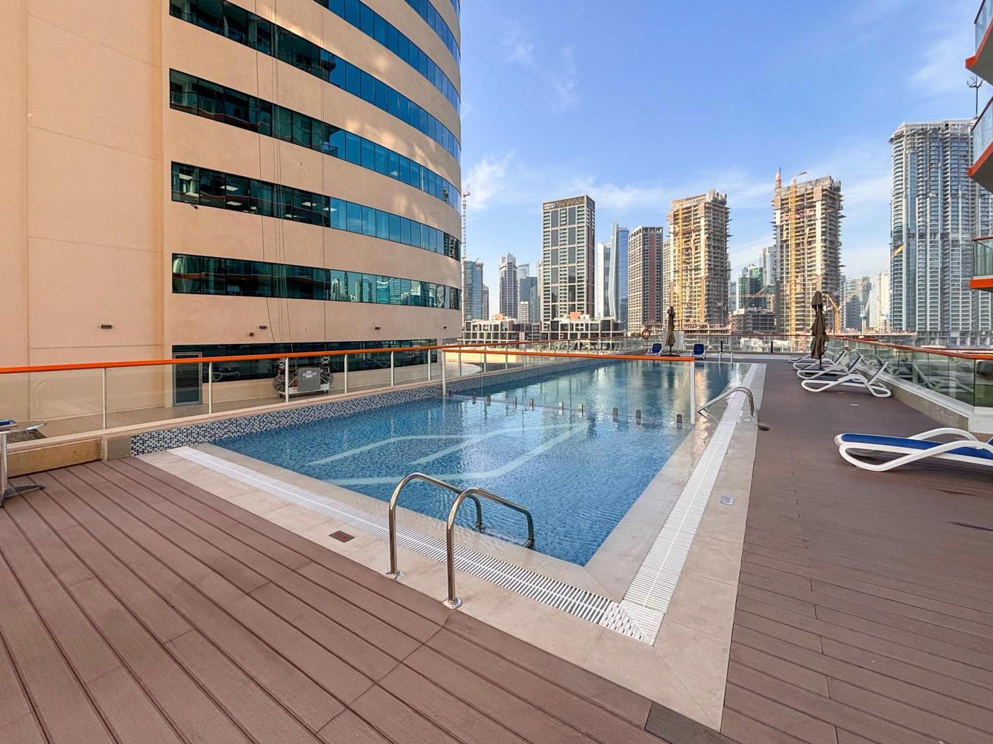 Frank Porter - Millennium Binghatti Residences * Dubai