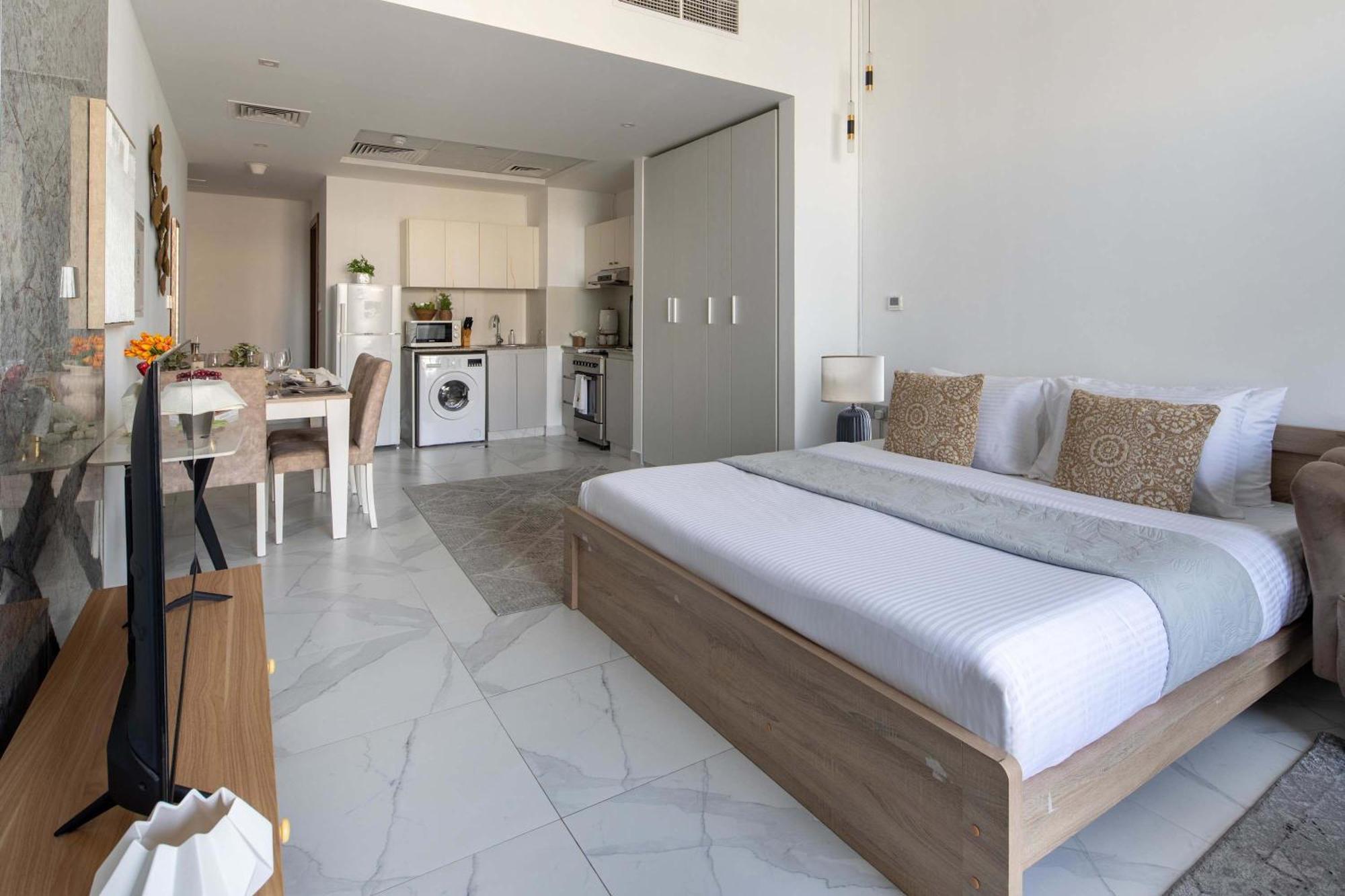 Frank Porter - Millennium Binghatti Residences * Dubai