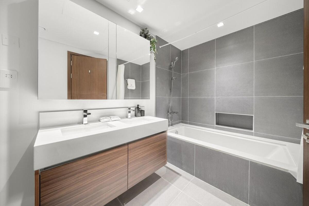 First Class 2br Mesmerizing Creekfront Views * Dubai