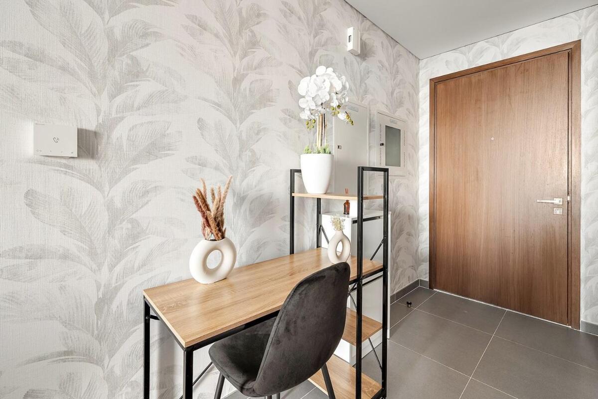 First Class 2br Mesmerizing Creekfront Views Apartment