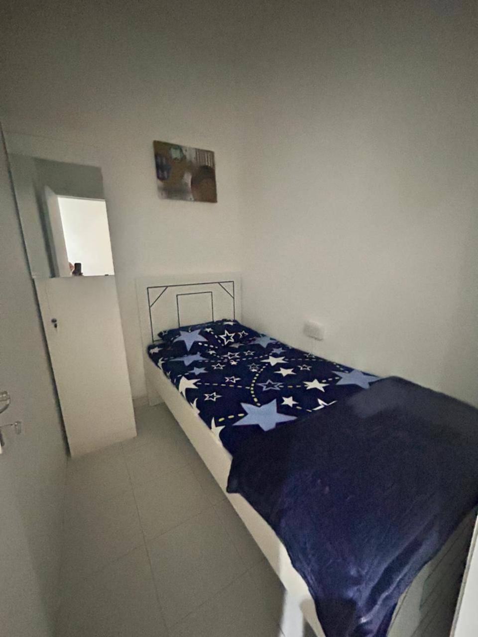Brand New Mixed Solo Partition Near Sharaf Dg Metro Homestay