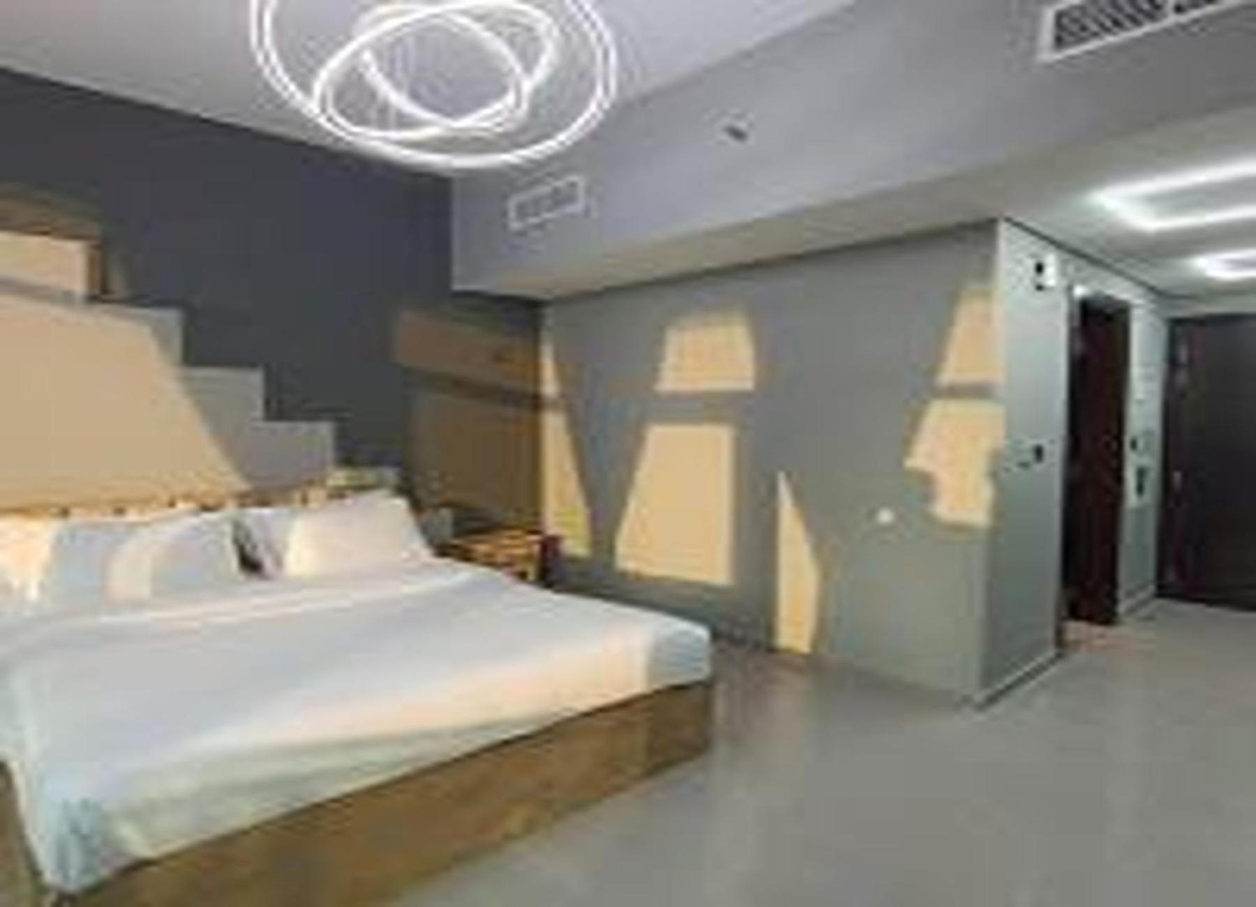 Brown Stone - Pool & City View Merano Dubai