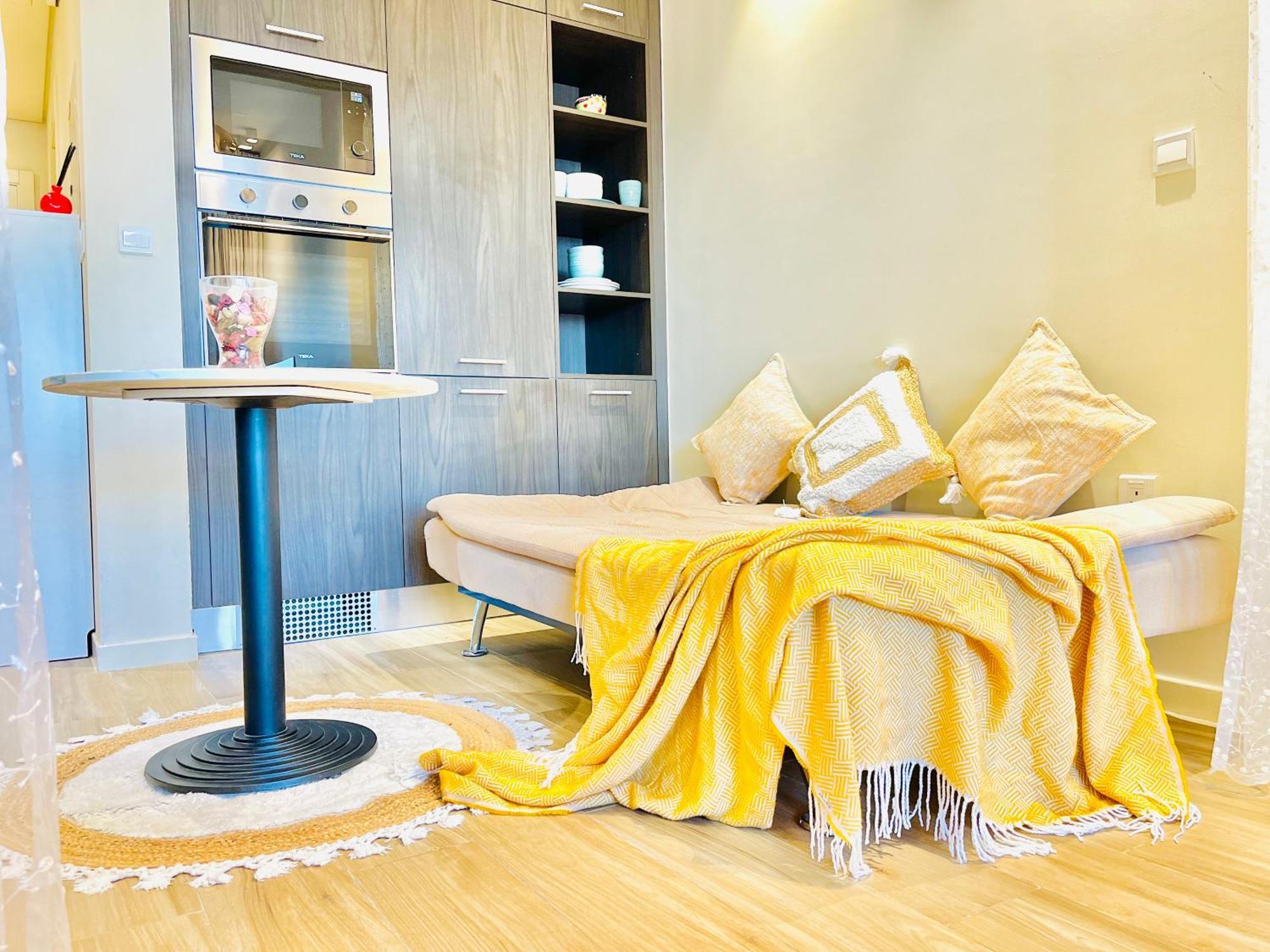 Spacious Spectacular Skyline View In Heart Of
