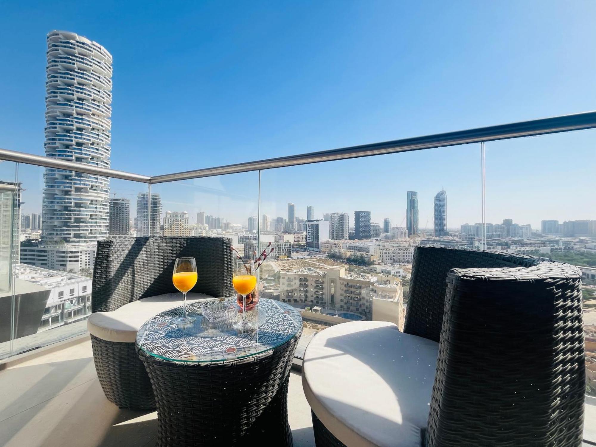 Spacious Spectacular Skyline View In Heart Of