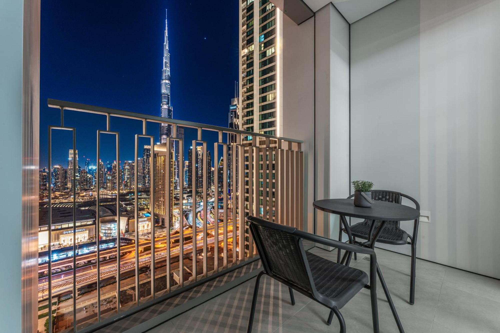 Luxurious 2-br Pool, Gym & Burj Khalifa View Apartment