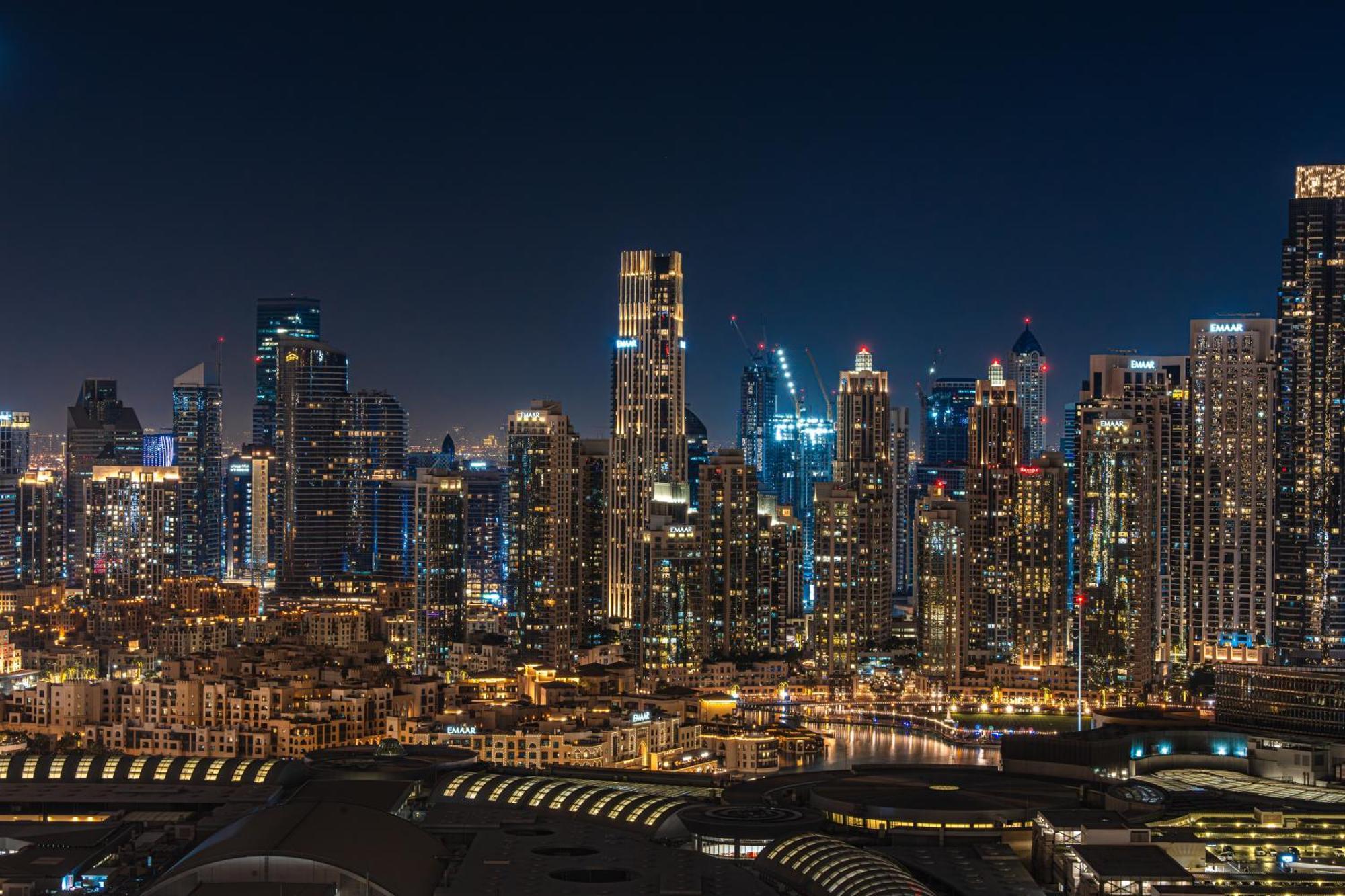 Apartment Luxurious 2-br Pool, Gym & Burj Khalifa View *