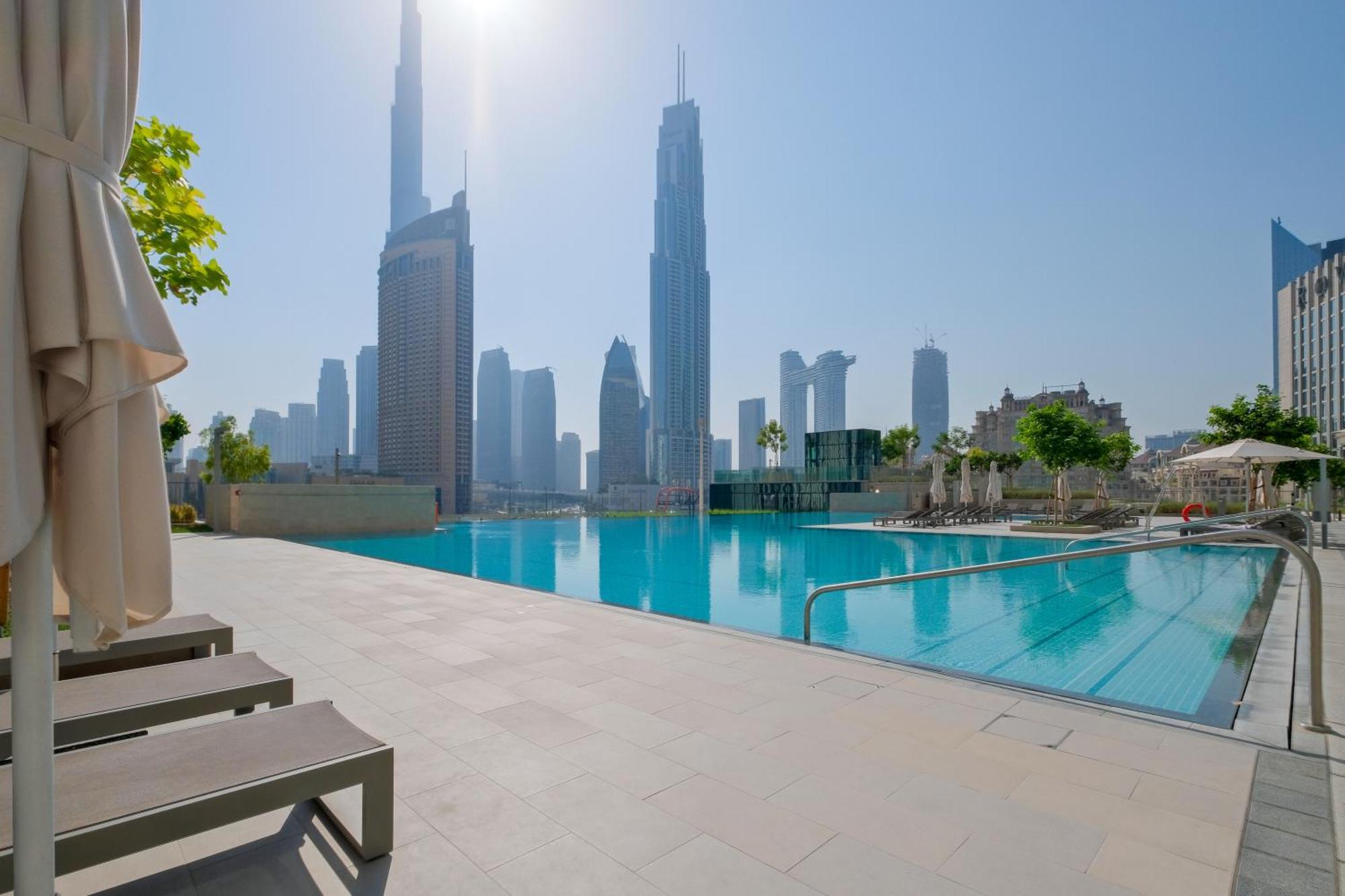 Apartment Luxurious 2-br Pool, Gym & Burj Khalifa View Dubai